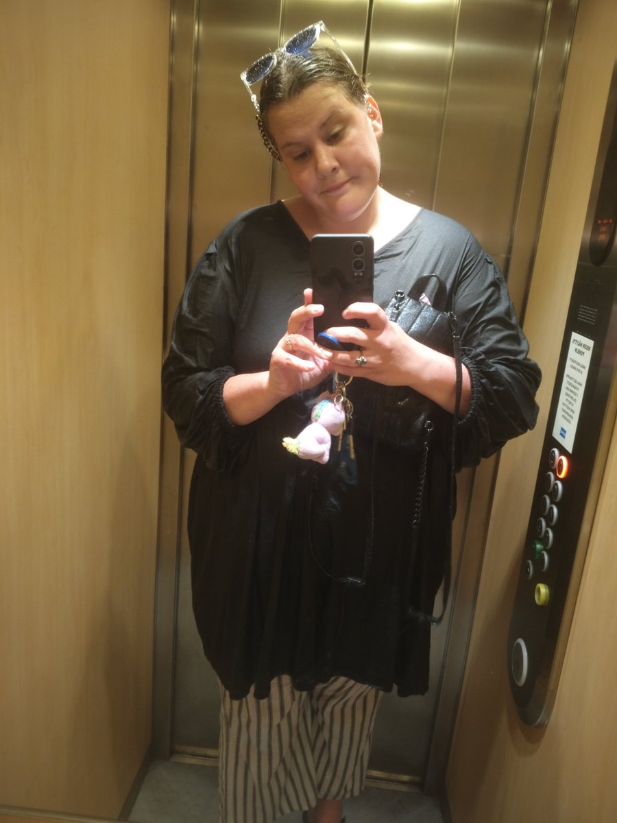 Anskuna's tweet photo. Käytiin ystävän kanssa kävelemässä ja kotimatkalla iski kunnon rankkasade. Lopputulos aivan läpi uitettu Anna. https://t.co/QoL8Mophlg