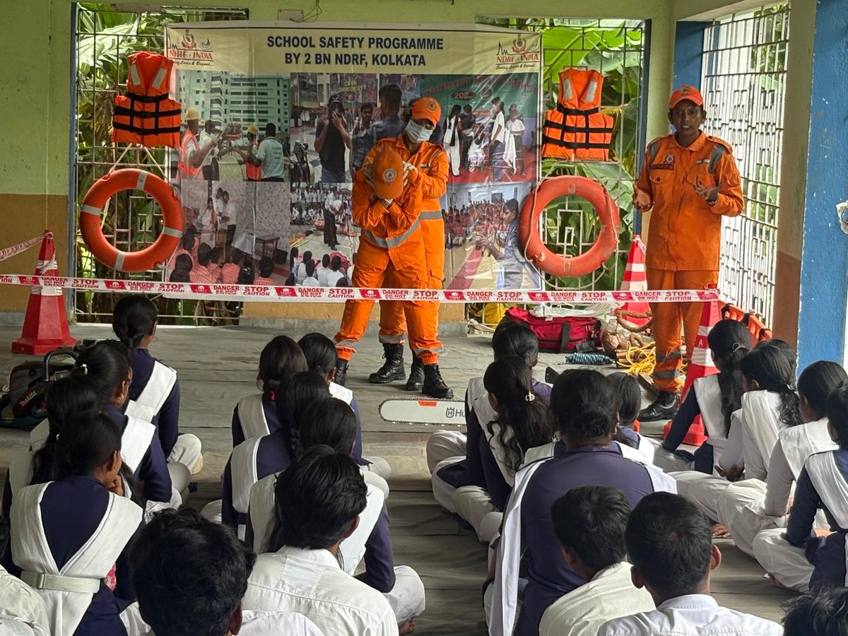 02ndrf's tweet photo. आपदा प्रबंधन की ओर बढ़ते कदम! 
2nd Bn #NDRF (Team 2R, F Coy) ने काकद्वीप, पश्चिम बंगाल के एक स्कूल में SSP कैंप लगाया। कुल 133 प्रतिभागियों को फर्स्ट एड, इम्प्रोवाइज्ड स्ट्रेचर/फ्लोटिंग डिवाइस और फायर सेफ्टी का व्यावहारिक प्रशिक्षण दिया गया। #NDRFIndia #SchoolSafety #WestBengal https://t.co/KKbaDLKpE1