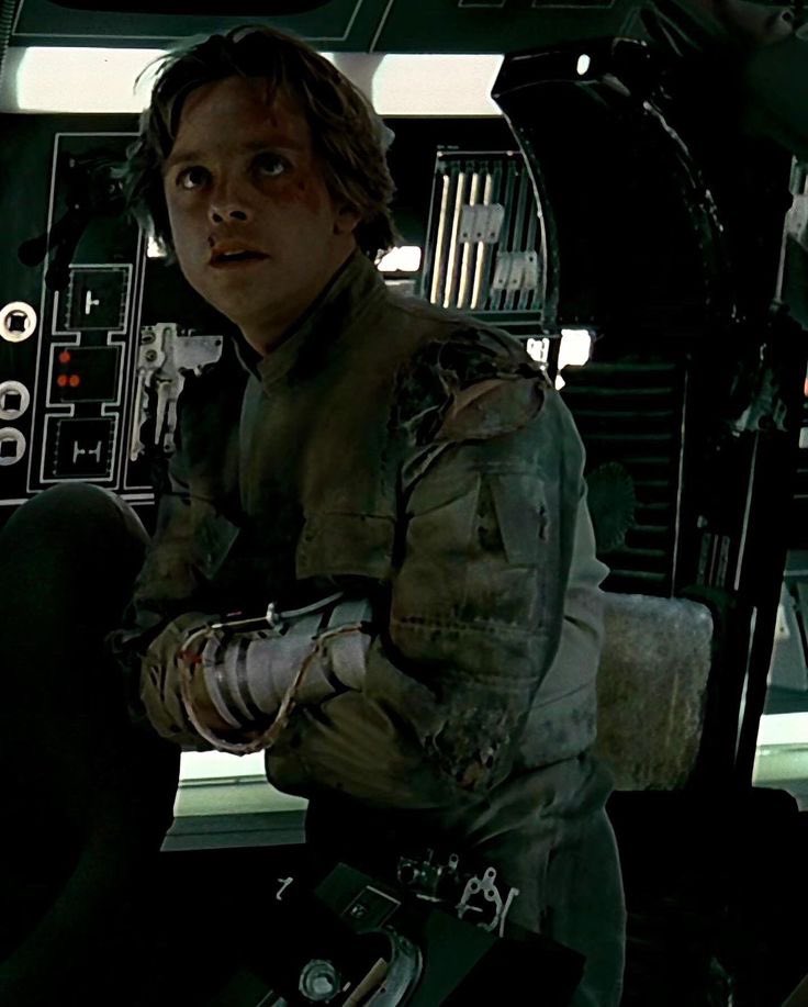 lukeinthsky's tweet photo. would it be crazy to say that this is top 3 luke looks of all time 💭 https://t.co/LAfiVXJqTF