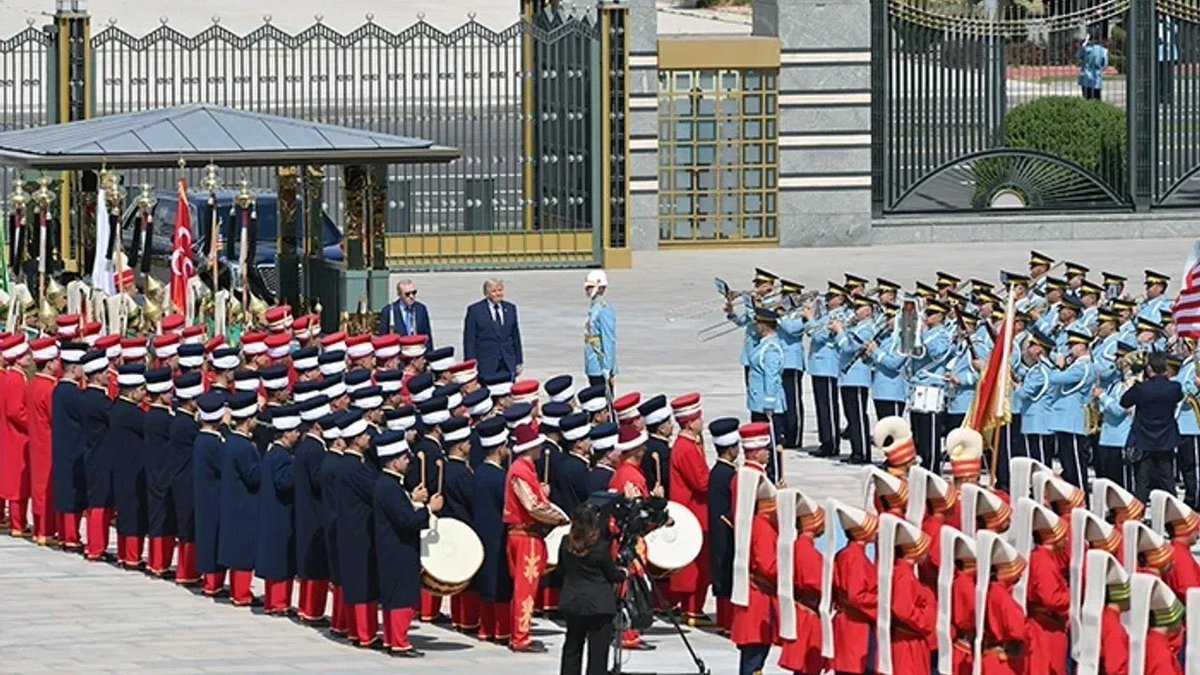 samiltayyar27's tweet photo. NATO Zirvesi bitti.

Türkiye’nin iyi bir ev sahipliği yaptığını düşünüyorum.

Özellikle “tematik organizasyon” hayli etkiliyeci ve mesaj içerikliydi.

Mehteran bölüğünün muhafız alayıyla birlikte konukları karşılaması, kapıda temsili Türk savaşçılarının bulunması, zaman tünelinde dünden bugüne yolculuğu andırıyordu.

Yemek menüsü ise “yöresel lezzetler” tanıtımı gibiydi.

Organizasyon becerisi ve tanıtım faaliyetleri üst düzeydeydi.

Emeği geçen herkese 👏