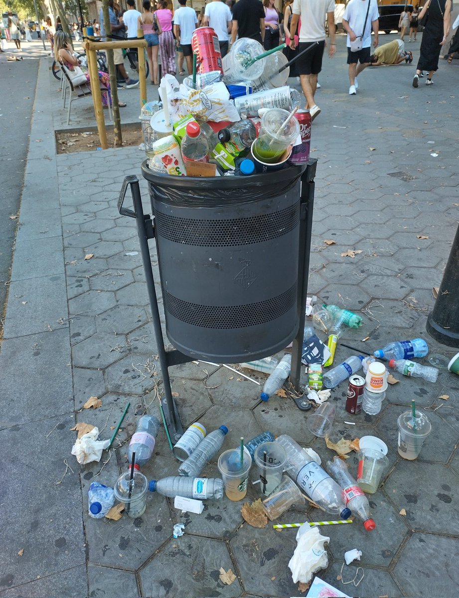 LlucMercade's tweet photo. BARCELONA (Passeig de Gràcia). 
El turisme ens sobrepassa? https://t.co/yb1pO7IFTF