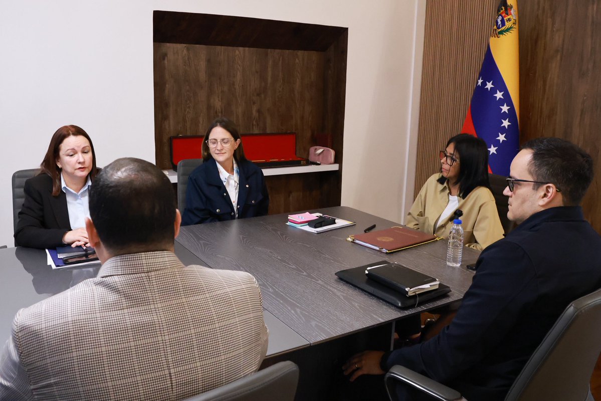 PDVSA's tweet photo. Henao señaló que el nuevo texto legal brindará un marco de orden, seguridad jurídica y control optimizado que garantizará su aplicación correcta y transparente. https://t.co/HPPBNEMAmr