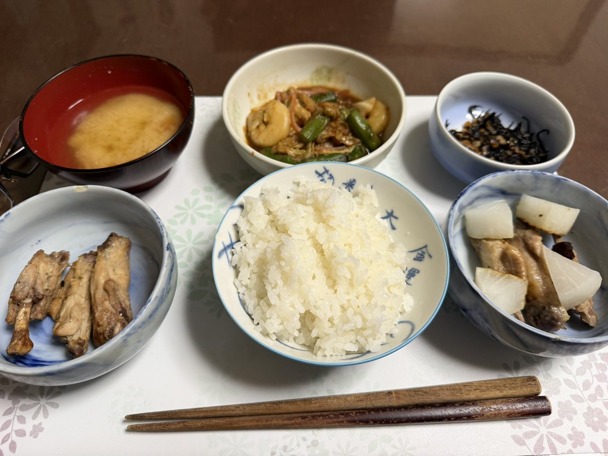 ELmerCyndi's tweet photo. エビのオイスターソース炒め、ひじき(母作)、鶏肉と大根のニンニク生姜焼き、鶏肉の燻製、味噌汁。
夜食でゆで卵と魚肉ソーセージを燻製にしてみた。 https://t.co/Pma1APv6wQ