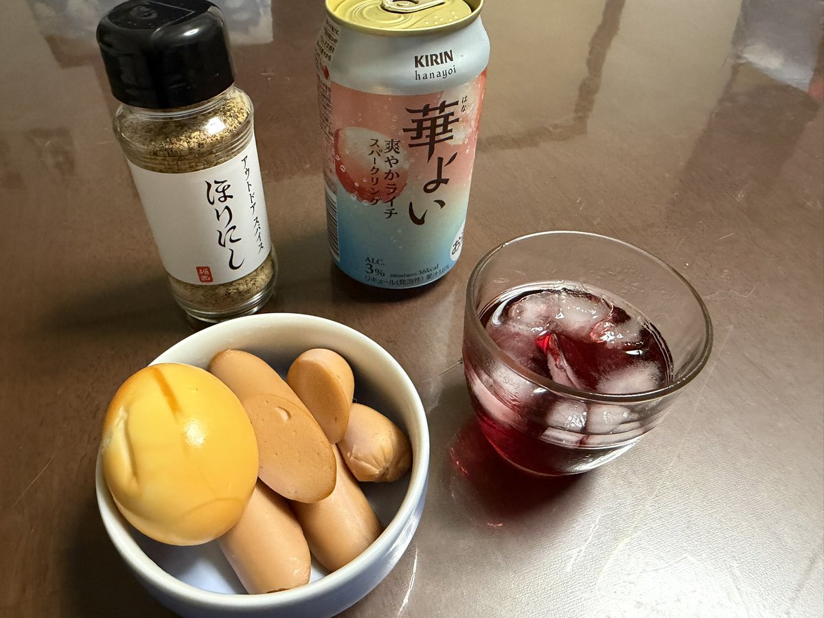 ELmerCyndi's tweet photo. エビのオイスターソース炒め、ひじき(母作)、鶏肉と大根のニンニク生姜焼き、鶏肉の燻製、味噌汁。
夜食でゆで卵と魚肉ソーセージを燻製にしてみた。 https://t.co/Pma1APv6wQ