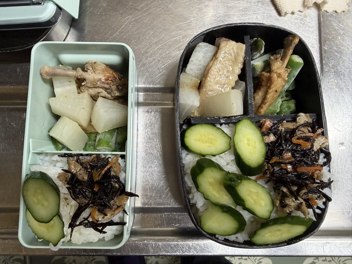 ELmerCyndi's tweet photo. エビのオイスターソース炒め、ひじき(母作)、鶏肉と大根のニンニク生姜焼き、鶏肉の燻製、味噌汁。
夜食でゆで卵と魚肉ソーセージを燻製にしてみた。 https://t.co/Pma1APv6wQ