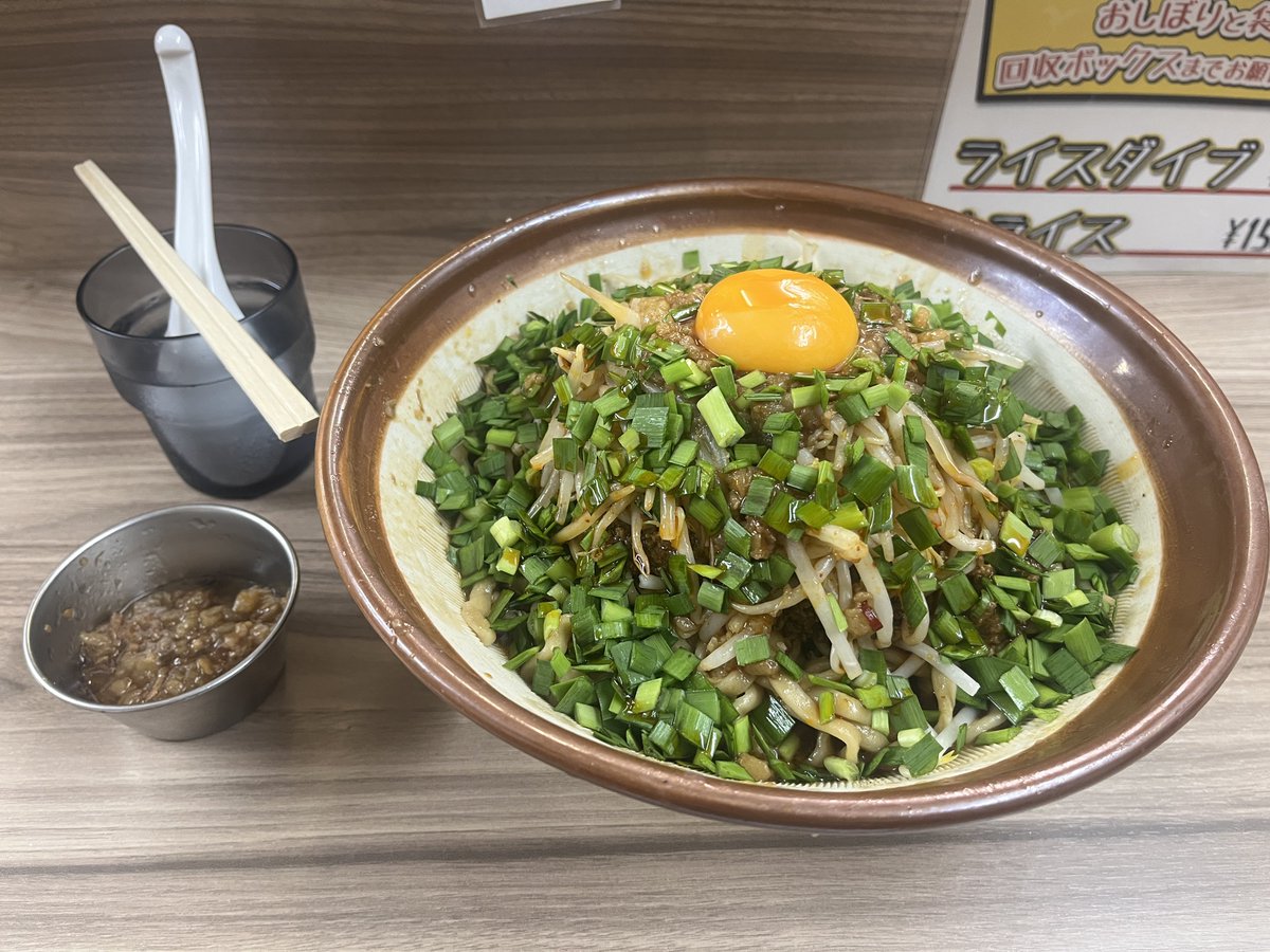 forever_mana104's tweet photo. 歴史を刻め 寝屋川

台湾まぜそば500g
ニンニク少なめアブラマシチーズ

久々のこの限定が楽しみでした！！
タレを纏ったワシワシ麺に大量のニラやミンチが絡みつく……鷹の爪も入ってるの辛味がアクセントになり、箸が止まらなかった☺️

思っていたよりスープが多くてさすがに完飲は断念ww https://t.co/jrHI11ePMf