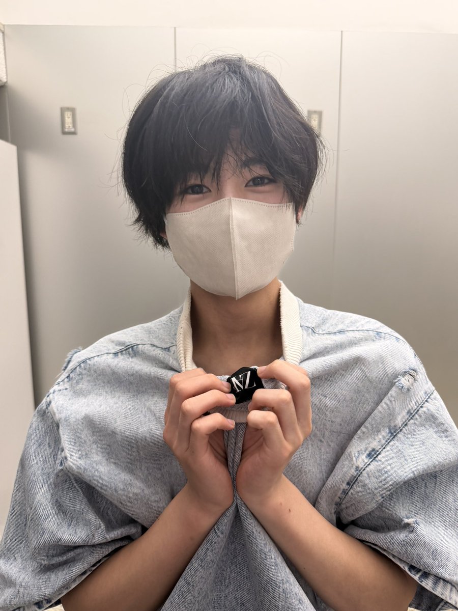 ryuma_shy's tweet photo. 【SHY事件ファイル】
2026年7月某日

第1回事件ファイルの帰り道、
みんなの服を確認していたところ、
まさかの“一日中、後ろ前逆”で過ごしていた最年長を発見。

笑えない。

本人いわく、一限からこの状態だったらしい。

 #SHY  #SHY事件ファイル https://t.co/QHYUKamcur