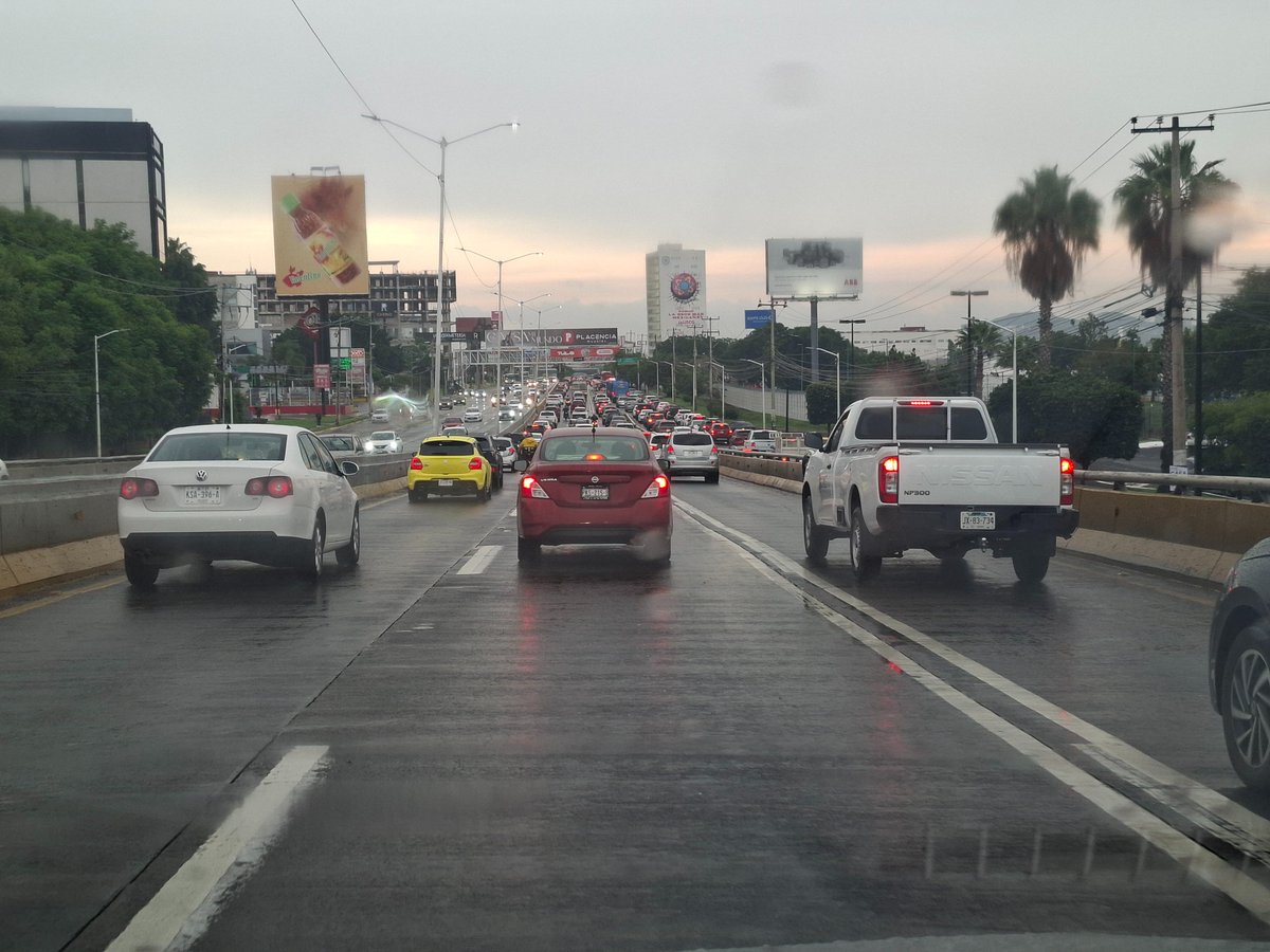 PRomo68912's tweet photo. Los brillantes de @GobiernoJalisco @JaliscoVial  @GobTlajomulco @ZapopanGob  quitando el #contraflujo de #LópezMateos ocasionando el colapso absoluto de esta vía. Los idiotas piensan que como no hay escuelas es camino libre. 1.5 hrs de SanAgus a Peri. #idiotas https://t.co/6RQqybuIxG