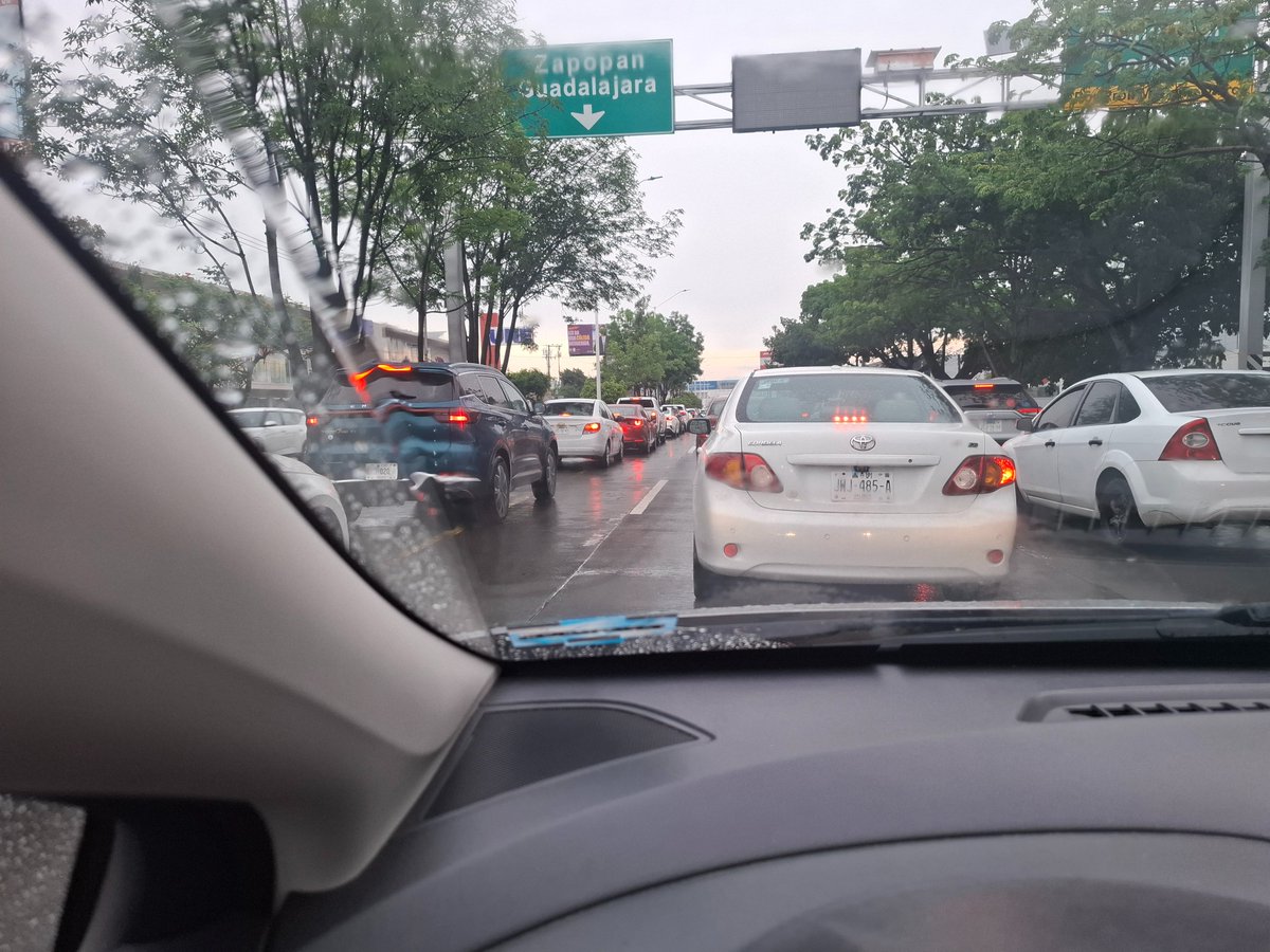 PRomo68912's tweet photo. Los brillantes de @GobiernoJalisco @JaliscoVial  @GobTlajomulco @ZapopanGob  quitando el #contraflujo de #LópezMateos ocasionando el colapso absoluto de esta vía. Los idiotas piensan que como no hay escuelas es camino libre. 1.5 hrs de SanAgus a Peri. #idiotas https://t.co/6RQqybuIxG
