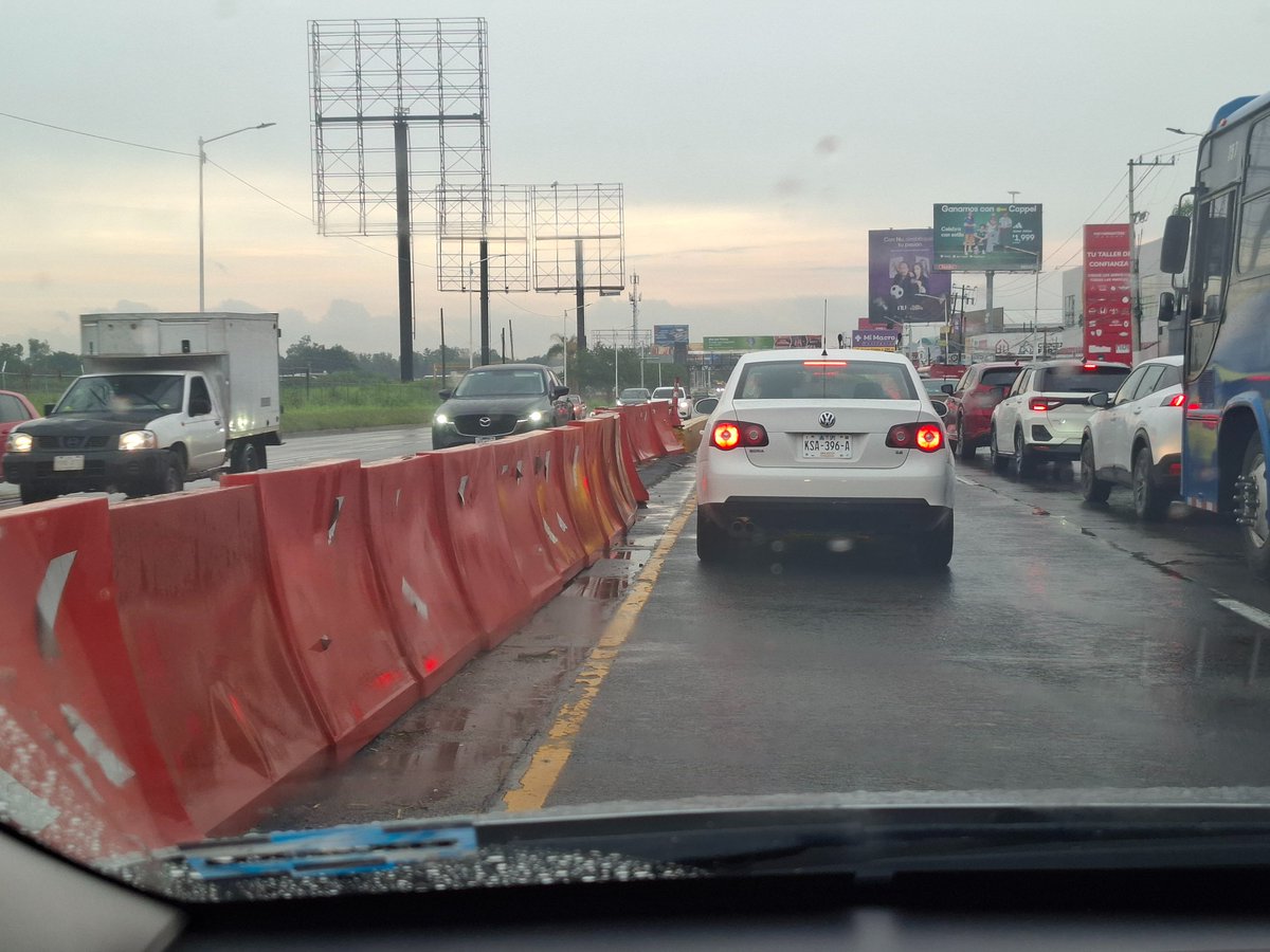 PRomo68912's tweet photo. Los brillantes de @GobiernoJalisco @JaliscoVial  @GobTlajomulco @ZapopanGob  quitando el #contraflujo de #LópezMateos ocasionando el colapso absoluto de esta vía. Los idiotas piensan que como no hay escuelas es camino libre. 1.5 hrs de SanAgus a Peri. #idiotas https://t.co/6RQqybuIxG