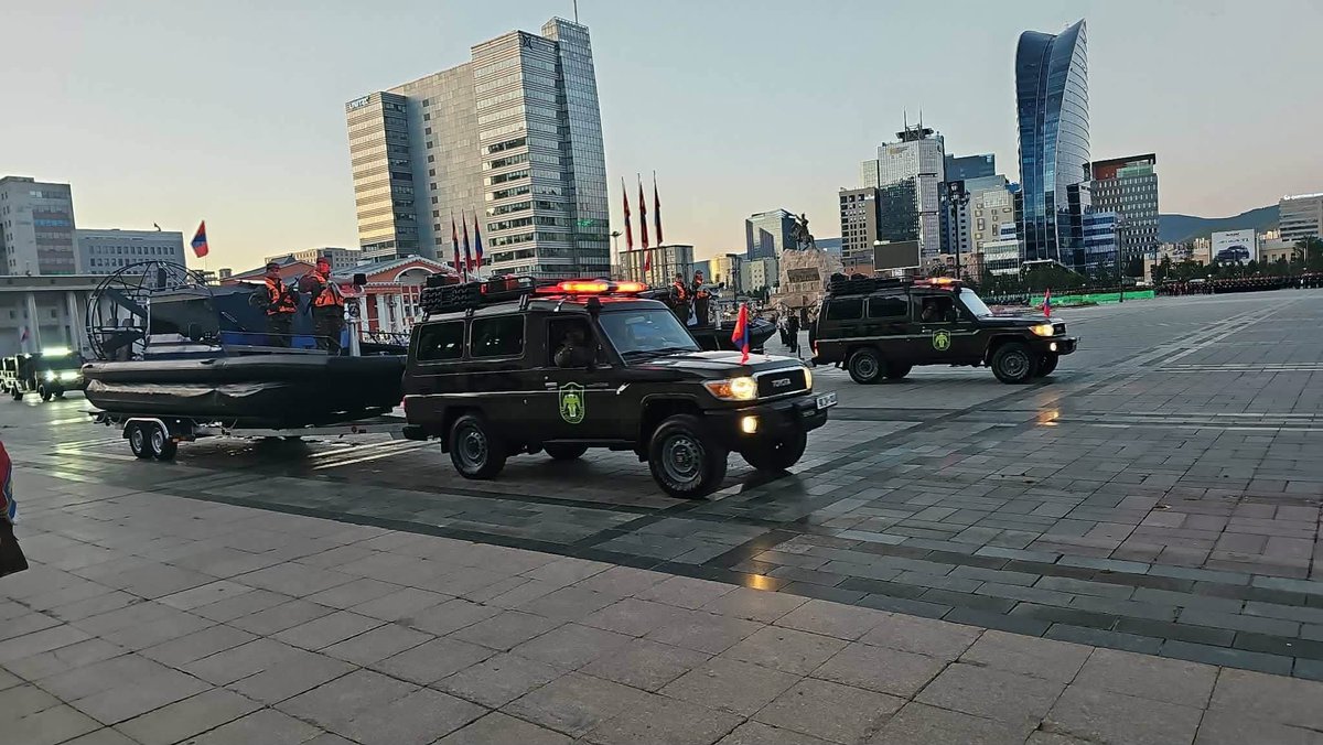 batdorj911's tweet photo. Дайн гэж юу болохыг ерөөсөө мэдэхгүй ойлгоогүй сүгсэлзэж байна даа. Энэ ямбий машинуудаар байлддаг үе нь ч өнгөрөөд байна. Ухаантай байхсан даа. https://t.co/vvRr0SXdl4