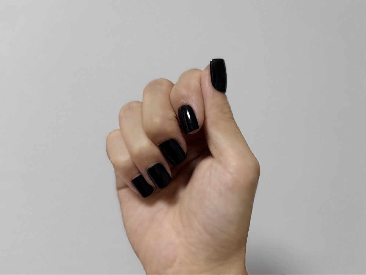 minacom_nail's tweet photo. 音楽劇『超、Maria』を観劇するということで。
どシンプルに黒と白のネイルにしました🖤🤍️

#観劇ネイル 
#メンズネイル 
#超maria https://t.co/VFL5NFOAzU
