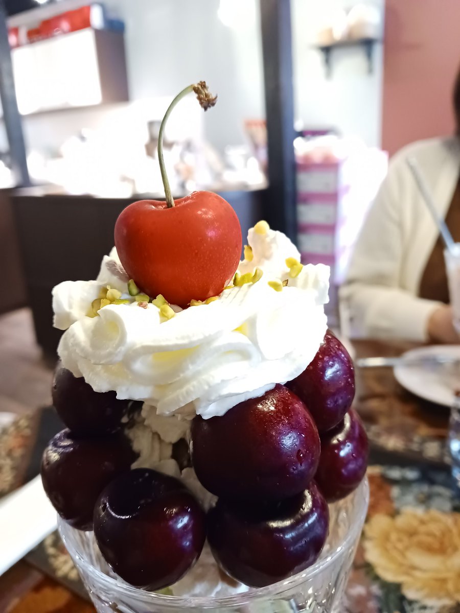 uco_chocolat's tweet photo. パフェ美味しかった、可愛かった。🍒がハートなの。かわい。　#日々の果物 https://t.co/8a4sal5CEX