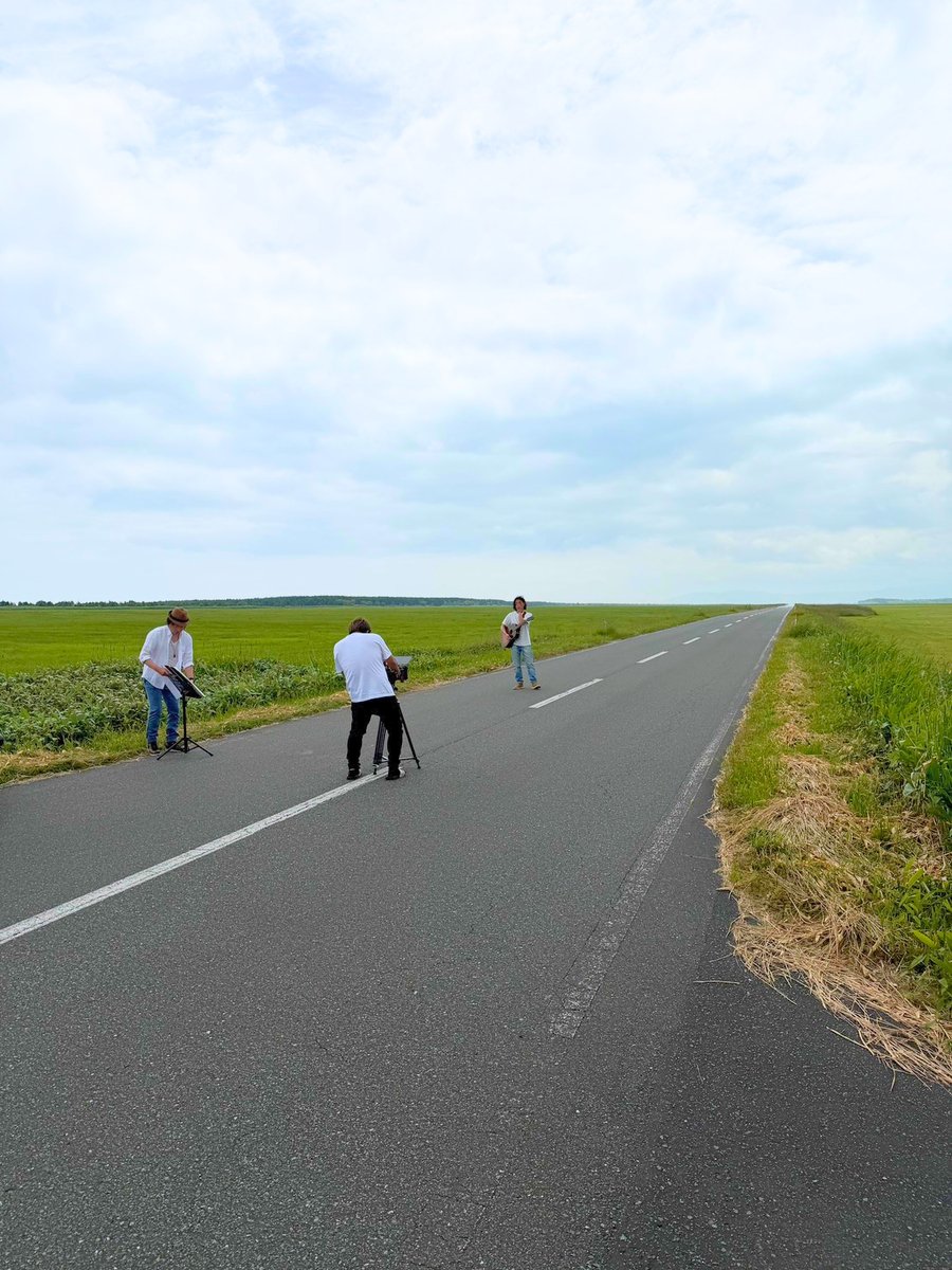 SENO_Info's tweet photo. この道の先へ。

本日はSE-NOの新しいミュージックビデオの撮影でした。

稚内の大きな景色の中で、生まれてくる物語。

この景色だからこそ届けられる歌を、映像とともに皆さんのもとへ。

どんな映像になったのか、完成を楽しみに待っていて頂けたら嬉しいです。

#SE_NO 
#ミュージックビデオ
#稚内 https://t.co/YTOnVySI6h