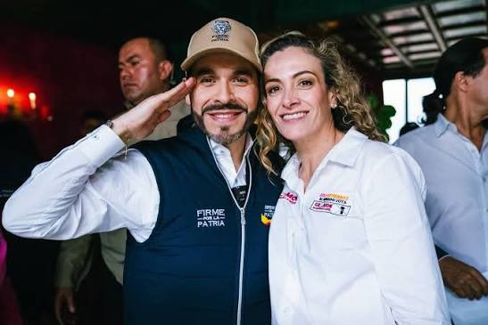 ThomasitaD's tweet photo. ¿Se imaginan el escándalo que se habría formando y el palo que le habrían dado los medios, si al hermano del Presidente Petro lo hubieran nombrado como ministro, funcionario o en la mesa de empalme del gobierno?
Pero como la Ministra va hacer la hermana de alias "Fico", no pasa nada.
Los "Nunca", decían.