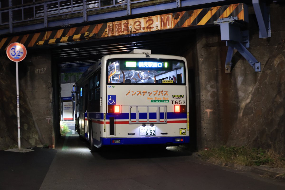 rinbus_fun's tweet photo. 鶴01にBYDが入れない理由

菊名駅直前のJRガード下が3.2m
菊名橋の東急のガード下が3.4m

全高を見てみると、エルガ3045mm
K8が3270mmで通れないのはもちろんだけど、エルガも結構ギリなんですね https://t.co/TY9FKOR4Qm