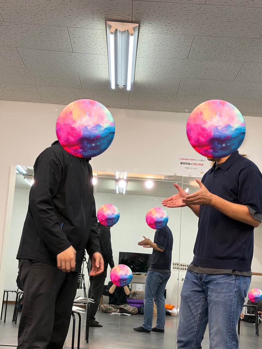 tadanoke_'s tweet photo. 「もう少し間を空けてみよう。」

「その一歩前から動いてみよう。」

稽古場では何度も試して、何度も話し合います。

『只野さんちの魔女たち』は
本番に向けてブラッシュアップ中。

もっと自然に、
もっと”ただのけらしく”。

一つひとつのシーンを、みんなで育てています。 https://t.co/RpFHxHRDHN