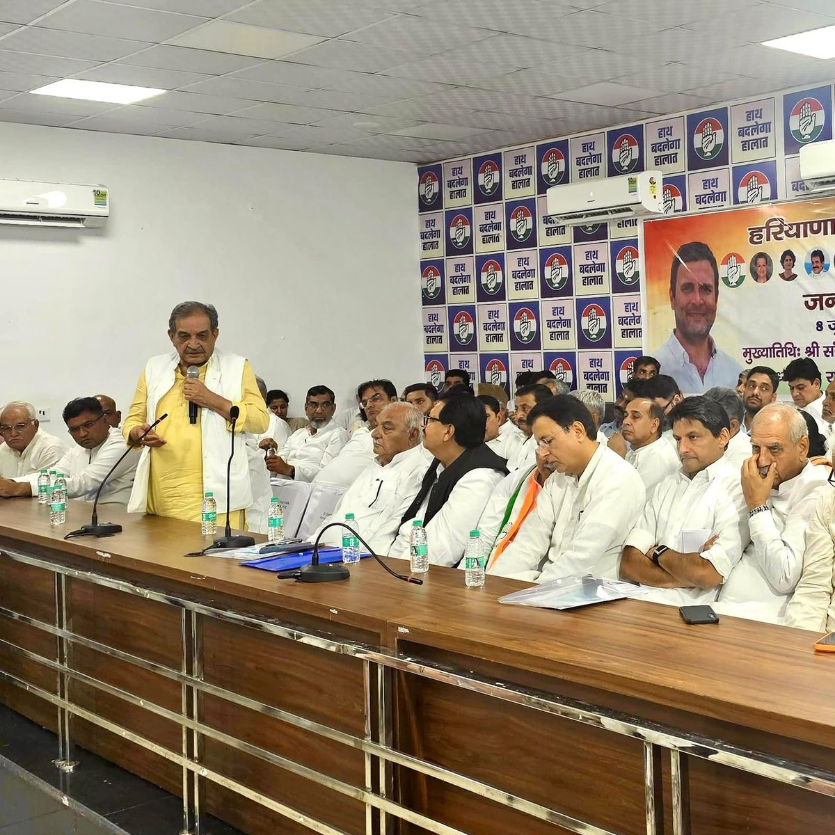 BrijendraSpeaks's tweet photo. AICC प्रभारी श्री संजय दत्त जी की हरियाणा प्रदेश कांग्रेस के साथ आज चंडीगढ़ में बैठक। https://t.co/wfTCYDsoz5