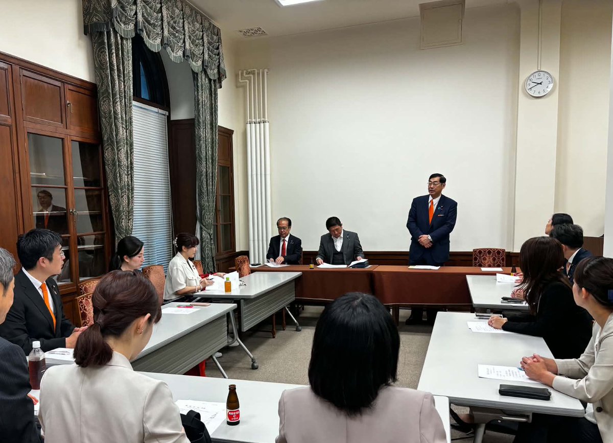 matsudamanabu's tweet photo. 定数削減法案が今国会では見送りとの報道が流れた翌朝、7/8は、久しぶりとなった参院本会議前の参院総会で、国会の選挙の仕組みは時の権力ではなく国会主導で決めるべきもの、このことに向けて参議院野党は民主主義を守る上で力を示したと申し上げました。これから参院では衆院から送られた多数の閣法の審議を会期末まで残された少ない日程でこなさねばなりません。皇室典範改正は大きな山になります。そして、副首都法案は？会期延長は？…
この日の夜は、国会の元議長、現職と前職の財○大臣、与党政調トップ、官房○長官、その他閣僚経験者の方々から与党の新人まで多数の議員との懇談の場に。諸先輩から後輩まで議員どうしが本音で意見交換できる場は政治にとって大事だと改めて思います。