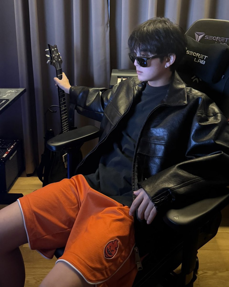 goodbyemy_b's tweet photo. 03 ชุดกึ่งทางการหรอ พอกันอะ 555555555555555555555555555555555555555555555555555 https://t.co/pW1s01LGBU