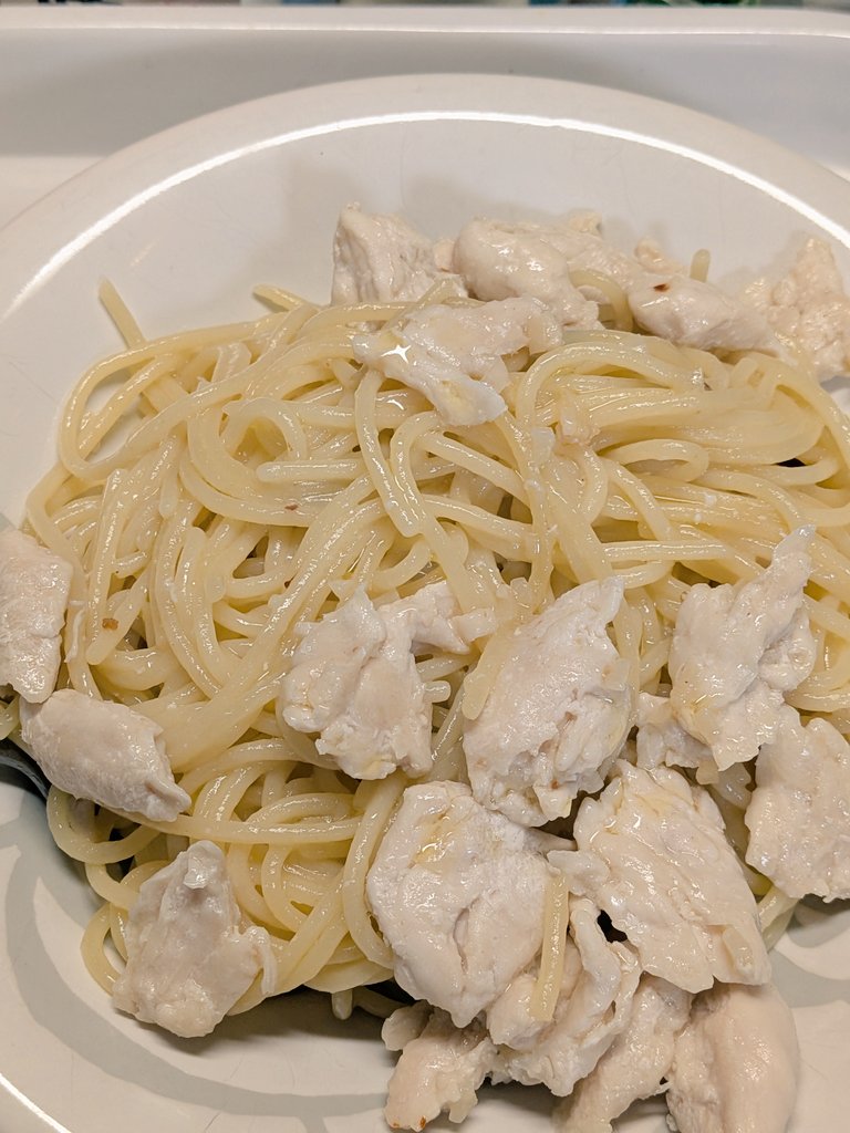 erisvain's tweet photo. 今日の夕食、リュウジさんの究極のささみペペロンチーノ！
めっちゃ美味え！パセリ無かったけどこれはあった方がいいなー。だいぶ味が濃いから薄めたい。 https://t.co/7oY76pKzNJ