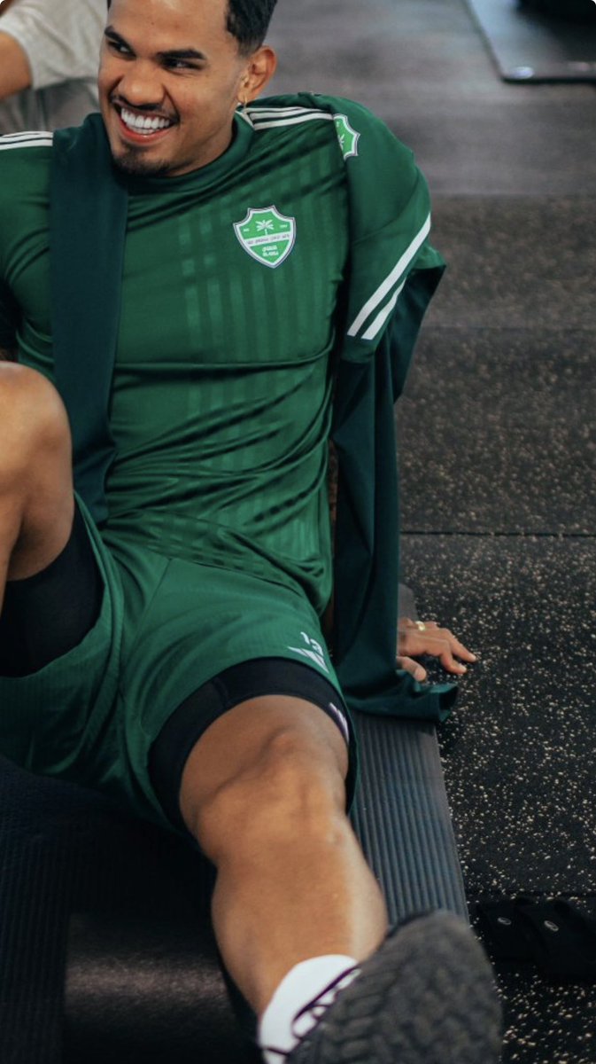 1937Elite's tweet photo. @ALAHLI_FC ركبته؟؟؟ https://t.co/OyZ7VDwgOy