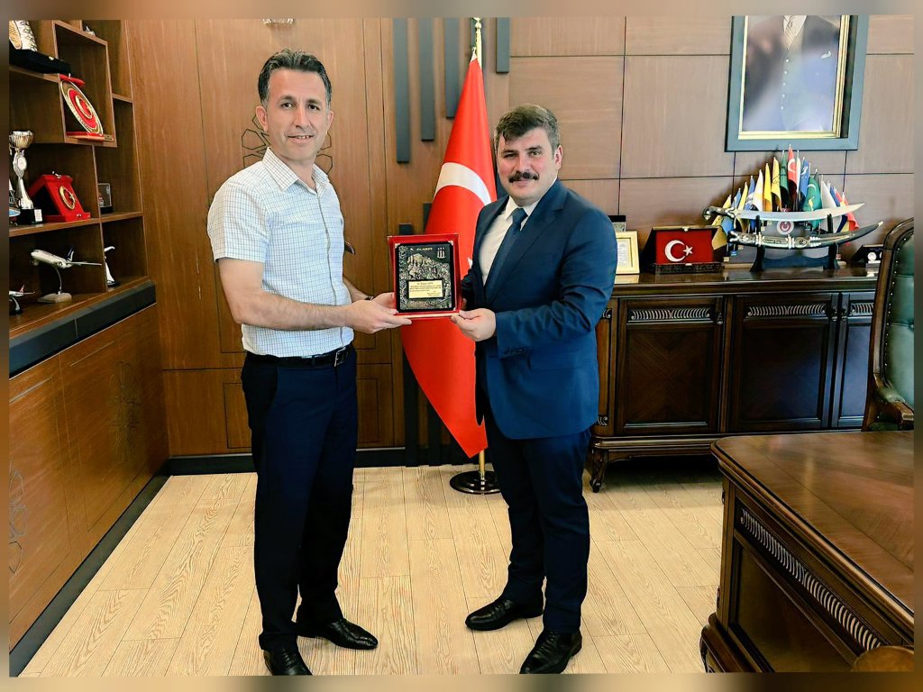 ibrahimcetin23's tweet photo. Baskil'de görev yaptığımız süre boyunca desteklerini esirgemeyen; vedamızda bizleri bu anlamlı plaketle onurlandıran Sayın Kaymakamımız Muhammed Enes ÇIKRIK'a şükranlarımı sunarım. #Elazığ https://t.co/JXMV1PhmAY