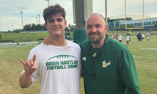 sixstarfootball's tweet photo. EVENT COVERAGE | Several rising defensive prospects impress at South Florida

📈Strong showings elevate recruiting stock in front of USF staff

📖Full recap+scouting reports now live!

STORY: ▶️https://t.co/OUb1sUfTb2

@AntonioBAmato @brettbearden44 @1FrankBonnet @DimitriBourgoin @BlakeDaniels44 @jacobidavis2028 @DeeDawkins_ @Jayden_Dixon8 @Mello_da1_ @BRODEYHILL2027 @Casey_Izq @RicoLinkIII @LuisMun56526153 @Ma1co7m @ryanmoran_211 @AdrianMorrow99 @Quinn__aiden @elijahrivera0 @7_smalls38505 @Lou_Suave0 @_mrsyko90 @Carisaxks @Dylanyeager83