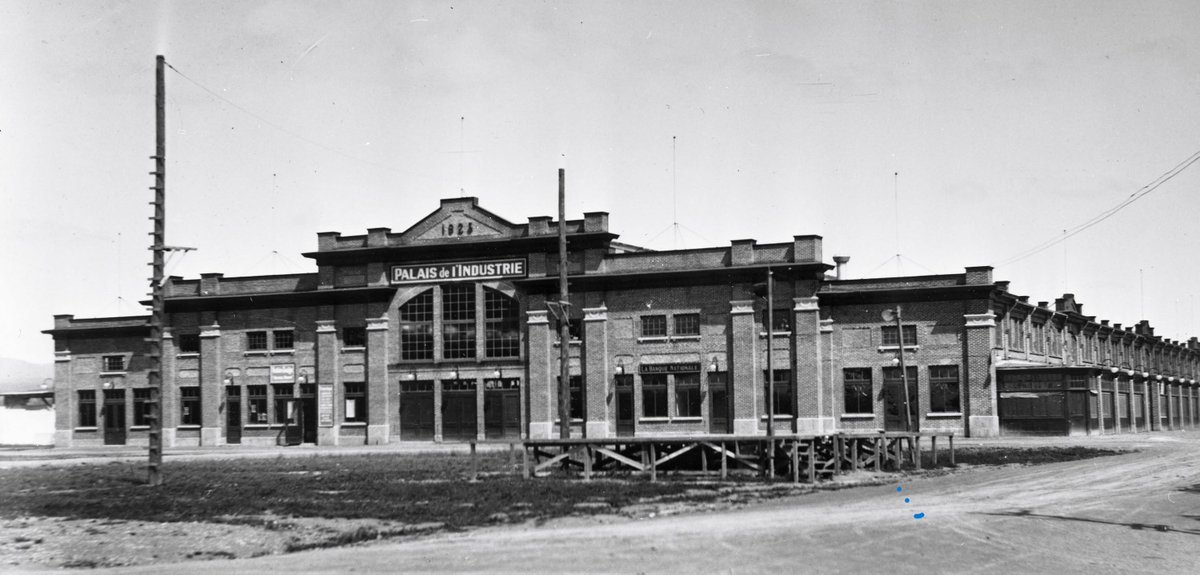 ArchVillequebec's tweet photo. Palais de l'Industrie a Expo Cité en 1925.Bâtiment centenaire construit au cout de 125 000$ en 1923-1924 sur le site d'Expo Cité. Œuvre de l'architecte Adalbert Trudel, il présente une architecture rationaliste typique des années 1920. D'abord érigé pour abriter des expositions commerciales d'envergure, il est devenu le Pavillon du commerce avant d'être converti en marché public en 2019 (le grand marché de Quebec) tout près du centre videotron