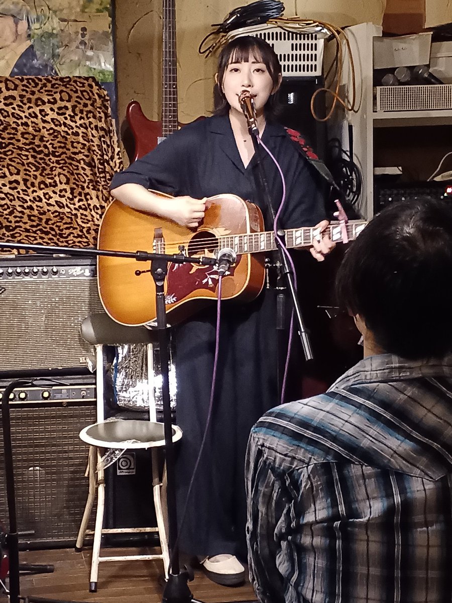 3kdds0FDbaXeeFA's tweet photo. 今宵は土萌まりなさんの７か月連続修行ツーマンライブにお邪魔🎵

今回のお相手は工藤ちゃん✨

初めましてです🙂

まりなさん曰く耳の形が大変お綺麗な美女👂️

途中から花子様のライブでよくお会いするスギゾーさんが来られてびっくりしましま👀‼️

#土萌まりな https://t.co/8efX8UpxqU