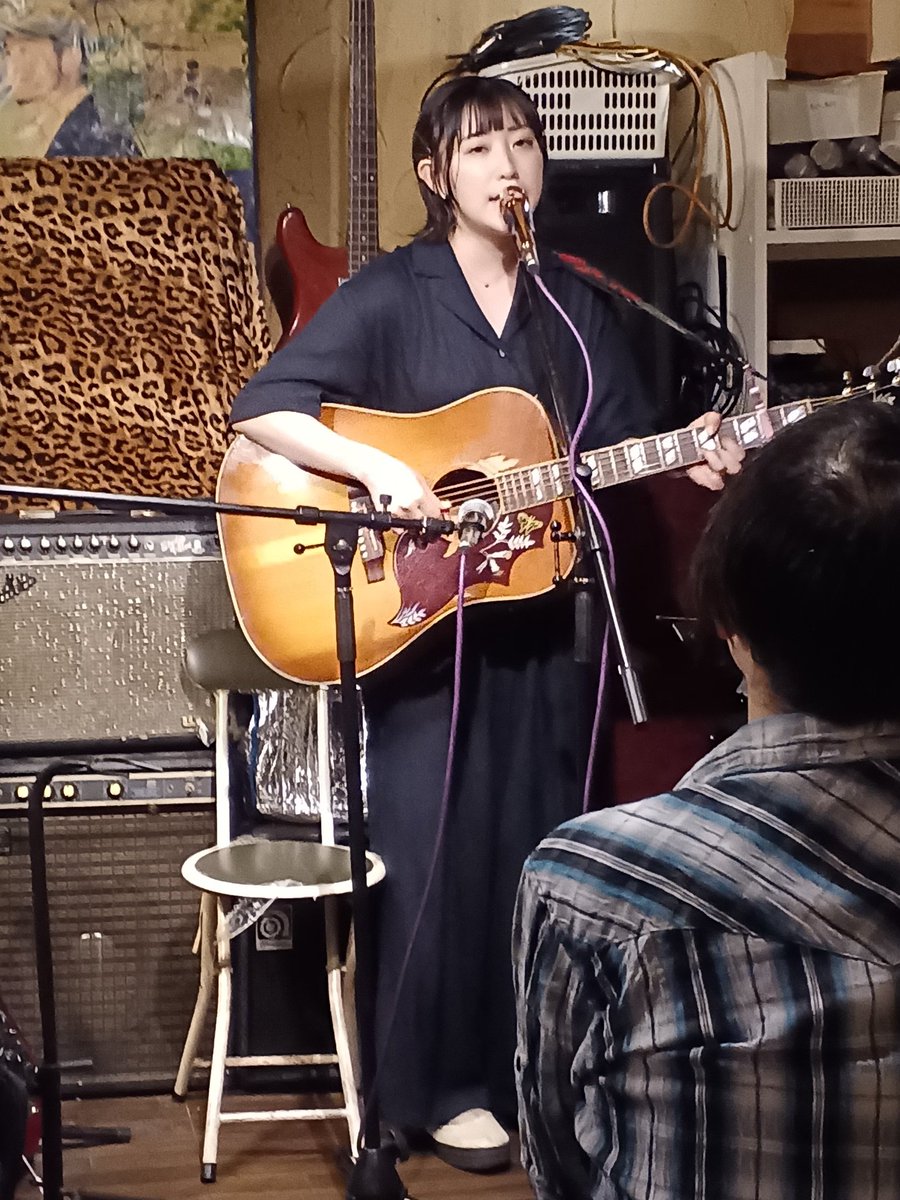 3kdds0FDbaXeeFA's tweet photo. 今宵は土萌まりなさんの７か月連続修行ツーマンライブにお邪魔🎵

今回のお相手は工藤ちゃん✨

初めましてです🙂

まりなさん曰く耳の形が大変お綺麗な美女👂️

途中から花子様のライブでよくお会いするスギゾーさんが来られてびっくりしましま👀‼️

#土萌まりな https://t.co/8efX8UpxqU