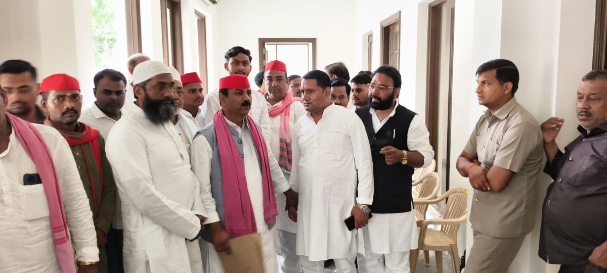 manojparasmla's tweet photo. आज दिनांक 8 जुलाई 2026 को समाजवादी पार्टी के मुख्यालय कार्यालय लखनऊ में समाजवादी पार्टी के प्रदेश अध्यक्ष माननीय श्री श्याम लाल पाल जी से माननीय नगीना विधायक पूर्व मंत्री माननीय मनोज पारस जी ने एक शिष्टाचार मुलाकात की। इस बैठक में उनके साथ सरफराज अंसारी साहब, शाह आलम अंसारी साहब, मौहम्मद आसिफ साहब और मौहम्मद नदीम साहब भी मौजूद रहे। सभी नेताओं ने प्रदेश अध्यक्ष से मिलकर विभिन्न संगठनात्मक और क्षेत्रीय मुद्दों पर चर्चा की।
#समाजवादी_पार्टी #लखनऊ #मनोज_पारस #श्याम_लाल_पाल #शिष्टाचार_मुलाकात #नगीना #यूपी_राजनीति #सपा_मुख्यालय