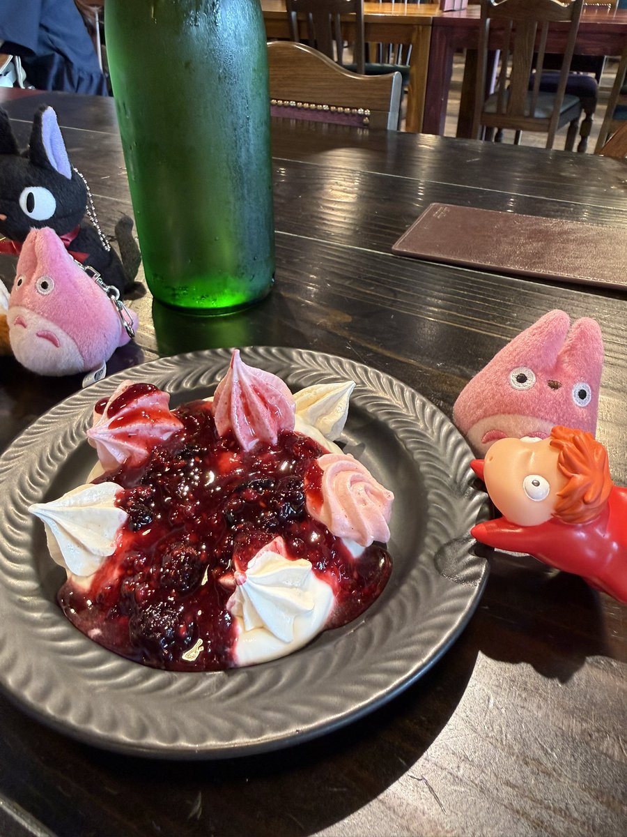 yunicoco5656's tweet photo. ランチは 大倉庫の大陸横断飛行で
ガッツリ味噌カツサンド😋
スイーツは 魔女の谷 空飛ぶオーブンで
イートンメス メレンゲとベリーソースに生クリームかな？友達とシェア😋
青春の丘 猫の事務所はチーズ？レモン？タルト 🎋七夕飾り？猫🐱だ🥰
ルイーゼには会えず😢 https://t.co/OWYO1v4Jvg