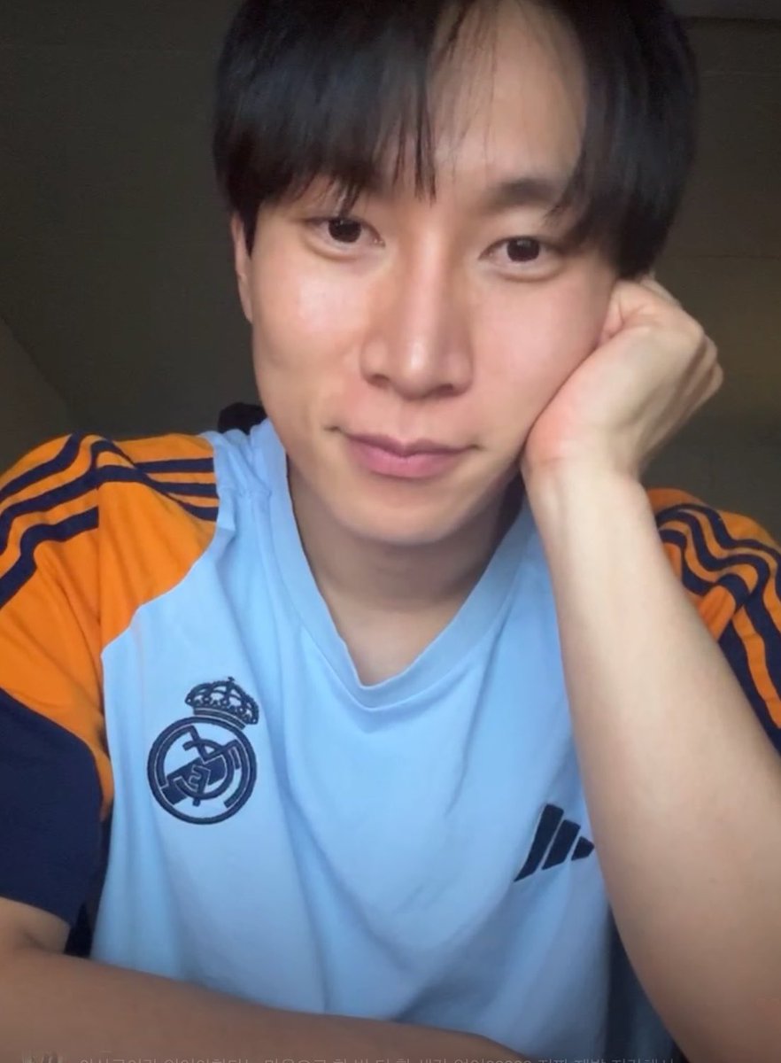 btobmelody0321's tweet photo. 070826 서은광 인스타 라이브 Seo Eunkwang IG live

He finally used my gift ㅜㅜ 😭🫶🏽
The thing is…I made a mistake when I ordered it..  It was a customized shirt lol ㅋㅋㅋ

I wrote on my letter that he can use it as a sleepwear instead ㅋㅋ 🥹

은광 뉴 피부.. 사랑해!!! https://t.co/zZX0hScxYw