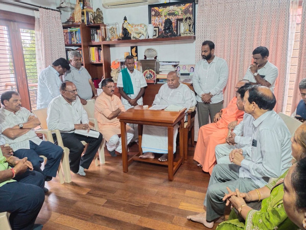 JanataDal_S's tweet photo. ಮಾಜಿ ಪ್ರಧಾನಿಗಳು ಹಾಗೂ ಪಕ್ಷದ ರಾಷ್ಟ್ರಾಧ್ಯಕ್ಷರಾದ ಸನ್ಮಾನ್ಯ ಶ್ರೀ @H_D_Devegowda ರವರ ನಿವಾಸಕ್ಕೆ ಮಾಜಿ ಸಂಸದರಾದ ಶ್ರೀ ವಿ.ಎಸ್. ಉಗ್ರಪ್ಪ ಅವರ ನೇತೃತ್ವದಲ್ಲಿ ವಾಲ್ಮೀಕಿ ಸಮುದಾಯದ ಪ್ರಮುಖ ಮುಖಂಡರು ಭೇಟಿ ನೀಡಿ, ಎಸ್‌ಸಿ/ಎಸ್‌ಟಿ ಹಾಗೂ ಒಬಿಸಿ ಸಮುದಾಯಗಳ ಮೀಸಲಾತಿ ಹಕ್ಕುಗಳ ರಕ್ಷಣೆ ಕುರಿತು ಪ್ರಮುಖ ಬೇಡಿಕೆಗಳನ್ನೊಳಗೊಂಡ ಮನವಿ ಪತ್ರವನ್ನು ದೇವೇಗೌಡರಿಗೆ ಸಲ್ಲಿಸಿದರು. 

"ಕರ್ನಾಟಕ ಅನುಸೂಚಿತ ಜಾತಿಗಳು ಮತ್ತು ಅನುಸೂಚಿತ ಪಂಗಡಗಳು (ಶೈಕ್ಷಣಿಕ ಸಂಸ್ಥೆಗಳಲ್ಲಿನ ಸ್ಥಾನಗಳಲ್ಲಿ ಮತ್ತು ರಾಜ್ಯಾಧೀನ ಸೇವೆಗಳಲ್ಲಿನ ನೇಮಕಾತಿ ಅಥವಾ ಹುದ್ದೆಗಳಲ್ಲಿ ಮೀಸಲಾತಿ) ಆ್ಯಕ್ಟ್, 2022"ನ್ನು ಭಾರತ ಸಂವಿಧಾನದ 9ನೇ ಷೆಡ್ಯೂಲ್‌’ಗೆ  ಸೇರಿಸಲು ಸನ್ಮಾನ್ಯ ಪ್ರಧಾನಮಂತ್ರಿಗಳಾದ ಶ್ರೀ @narendramodi ಯವರಿಗೆ ಶಿಫಾರಸು ಮಾಡಲು ಮನವಿ ಮಾಡಿದರು.

ಈ ಸಂದರ್ಭದಲ್ಲಿ ಅಖಿಲ ಕರ್ನಾಟಕ ವಾಲ್ಮೀಕಿ ನಾಯಕ ಮಹಾಸಭಾ ಅಧ್ಯಕ್ಷರಾದ ಶ್ರೀ ಚಂದ್ರಶೇಖರಯ್ಯ ರವರು, ಯುವ ಘಟಕದ ರಾಜ್ಯಾಧ್ಯಕ್ಷರಾದ ಶ್ರೀ ಟಿ.ಆರ್. ತುಳಸಿ ರಾಮ್ ರವರು, ಶ್ರೀ ನರಸಿಂಹಯ್ಯರವರು, ಶ್ರೀ ಸಣ್ಣ ನಾಯಕ್ ರವರು, ಶ್ರೀ ಜನಾರ್ಧನ್ ರವರು, ಶ್ರೀಮತಿ ಜಯಶ್ರೀ ರವರು ಹಾಗೂ ವಾಲ್ಮೀಕಿ ಸಮಾಜದ ಅನೇಕ ಮುಖಂಡರು ಉಪಸ್ಥಿತರಿದ್ದರು.