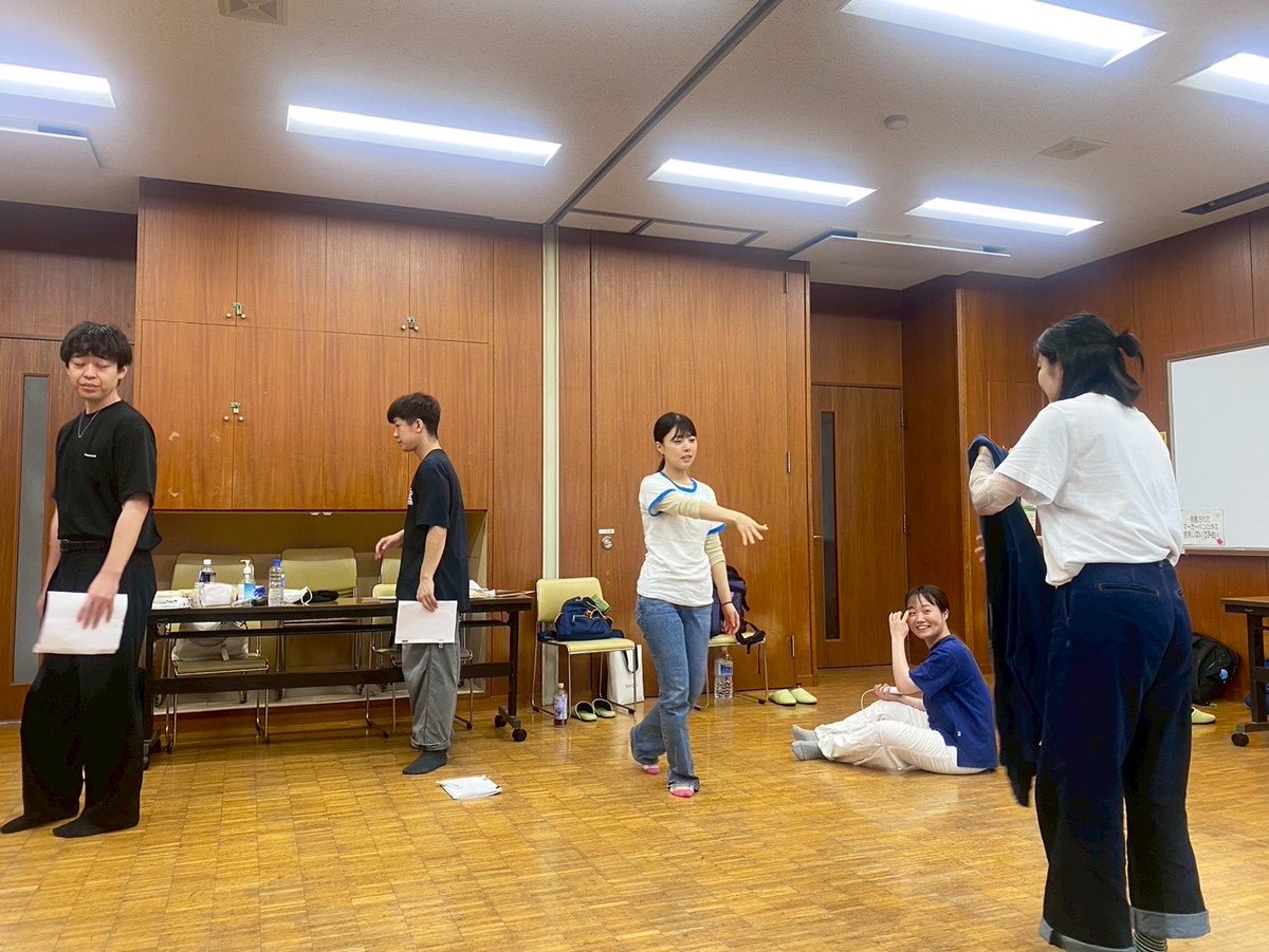 smile_0ku's tweet photo. また6月下旬にはマックラカラダーツさんとの合同稽古がありました

別チーム、別々のところで同じ作品に取り組んでいる人達がいることに、私は奇跡のようなものを感じた日でした

彼らのクリエイティブな姿はとっても素敵だった🙈とても世界の奥行き感を感じる気がしました。彼らの作品も絶対良いぞ！ https://t.co/se7EEmxbG7