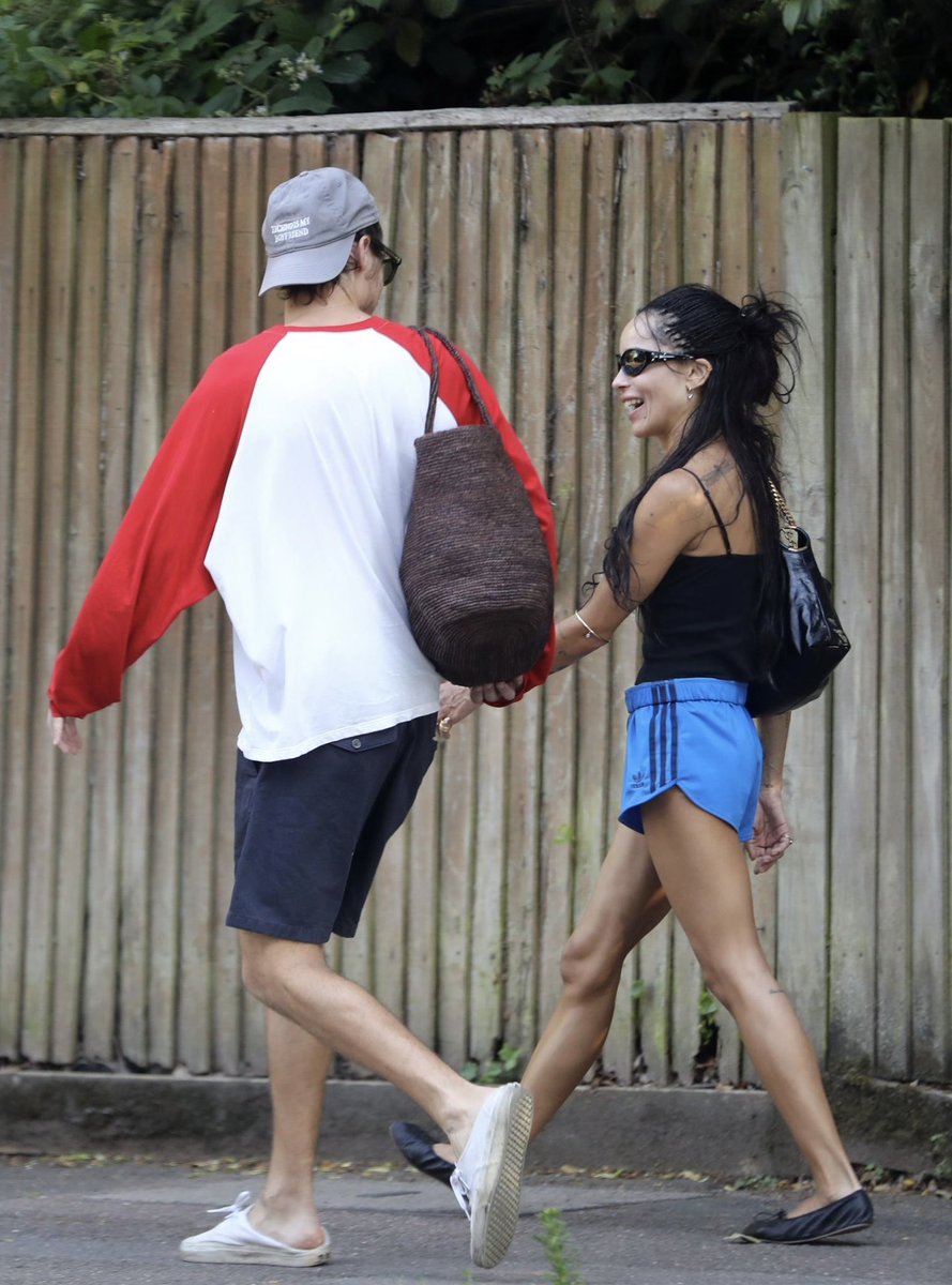 BOHSCandids's tweet photo. Harry Styles and Zoë Kravitz out and about in London recently https://t.co/CVIQ0cxaDu