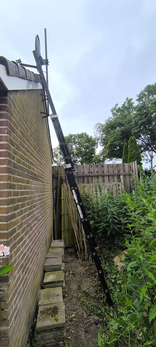 Satellietservi2's tweet photo. Later nog een nawee van de laatste storm. Geen ontvangst. Geen meter die daar bij kan helpen. De lange snoeischaar bracht uitkomst, een paar flinke knippen en weer beeld. https://t.co/GtaE8vszk4
