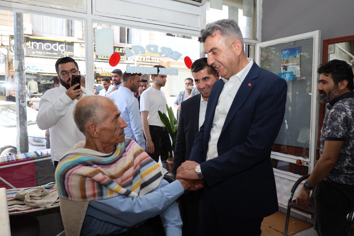 milhamigunbegi's tweet photo. 4/ AK Parti olarak her zaman esnafımızın, hemşehrilerimizin, alın teriyle geçinen insanlarımızın yanında olduk, olmaya da devam edeceğiz.

Cumhurbaşkanımız Sayın Recep Tayyip Erdoğan'ın da her fırsatta ifade ettiği gibi, bu milletin yükünü sırtlayan esnafımız bizim başımızın tacıdır.

#Siverek #Esnafziyareti