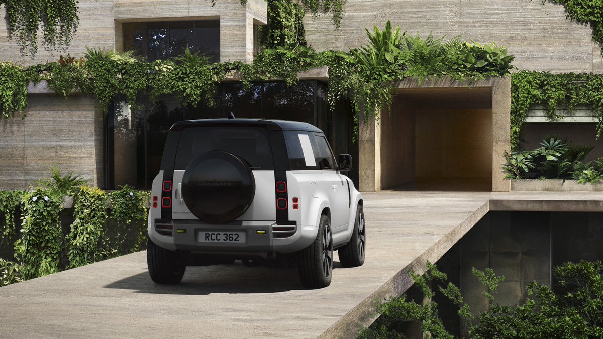 cole_marzen's tweet photo. The 2027 Land Rover Defender arrives with an optional six-seat configuration and a newly available Vertex grade, which features a unique front fascia, body-color cladding, and yellow brake calipers. In addition, the Euro-spec OCTA’s 4.4L TT V8 engine has been detuned to 533 hp. https://t.co/Co4CnudcRK