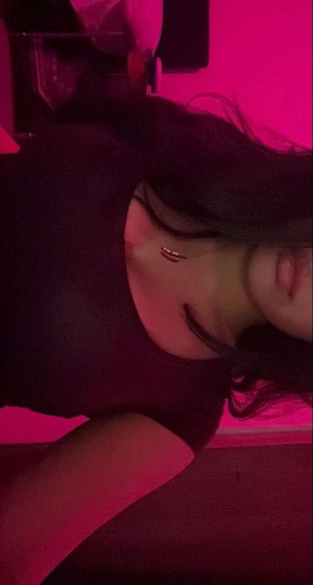 Emily1ike's tweet photo. Traveling with no bra >> https://t.co/gcnnnsYlBP