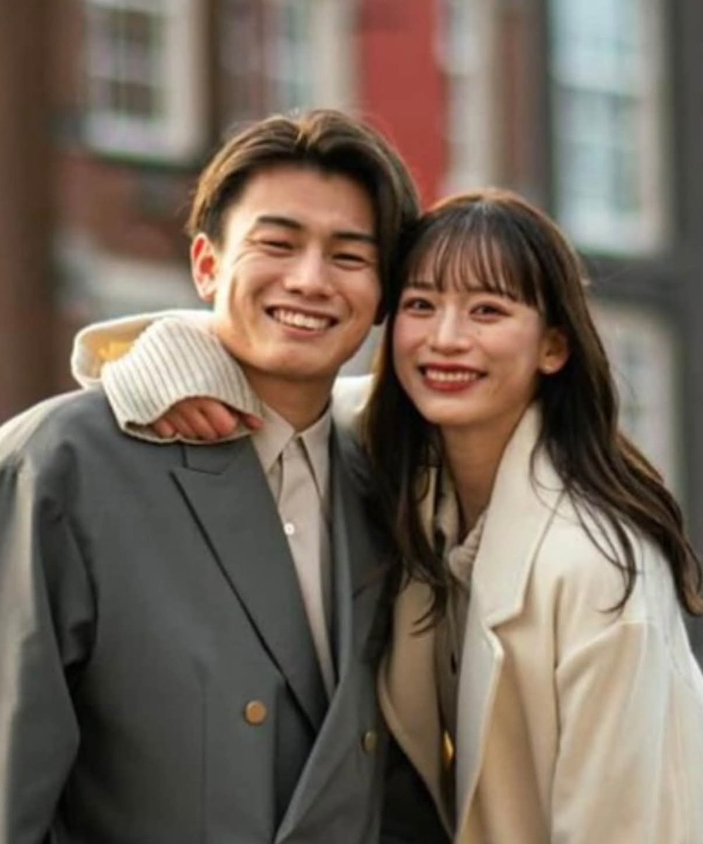 bijobiobijo's tweet photo. サッカー日本代表選手 
皆さん、姉さん女房ですよ

上田綺世夫妻→奥様１歳年上 
谷口彰悟夫妻→奥様３歳年上 
堂安律夫妻→奥様３歳年上 
長友佑都夫妻→奥様２歳年上

スポーツ選手って奥様年上が多いですよね
自然とスポーツ選手は年上の女性に惹かれてしまうのかな https://t.co/1mc5JNS5t5