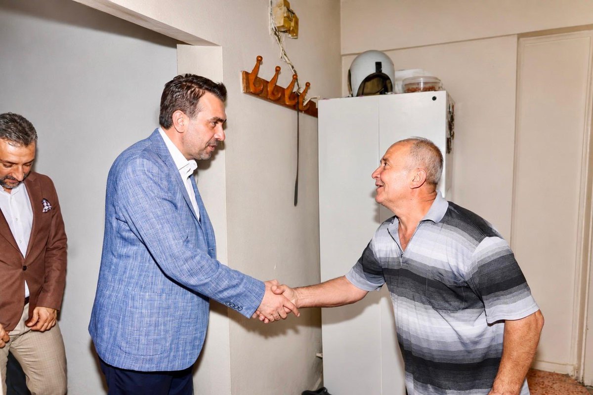 AdemAldemir33's tweet photo. 📍 Pirireis Mahallesi | Yenişehir

✅ Hane Ziyareti

İl Yönetim Kurulu Üyelerimiz, Yenişehir İlçe Başkanımız Sayın Seyidhan Kartal ve Yenişehir İlçe Teşkilatımızla birlikte mahalle sakinlerimizden Sayın Bayram Yıldırım ve kıymetli ailesini hanesinde ziyaret ettik.

Ziyaretimizde Cumhurbaşkanımız Sayın Recep Tayyip Erdoğan'ın selam ve muhabbetlerini ilettik. Gönül gönüle gerçekleştirdiğimiz bu buluşmalarla birlik ve beraberliğimizi daha da güçlendirmeye devam ediyoruz.

Nazik ev sahipliği ve misafirperverlikleri dolayısıyla Sayın Bayram Yıldırım ve kıymetli ailesine teşekkür ediyor, sağlık, huzur ve bereket dolu bir ömür diliyoruz.

#AKParti #Mersin #Yenişehir #HaneZiyareti #BirlikteGüçlüTürkiye