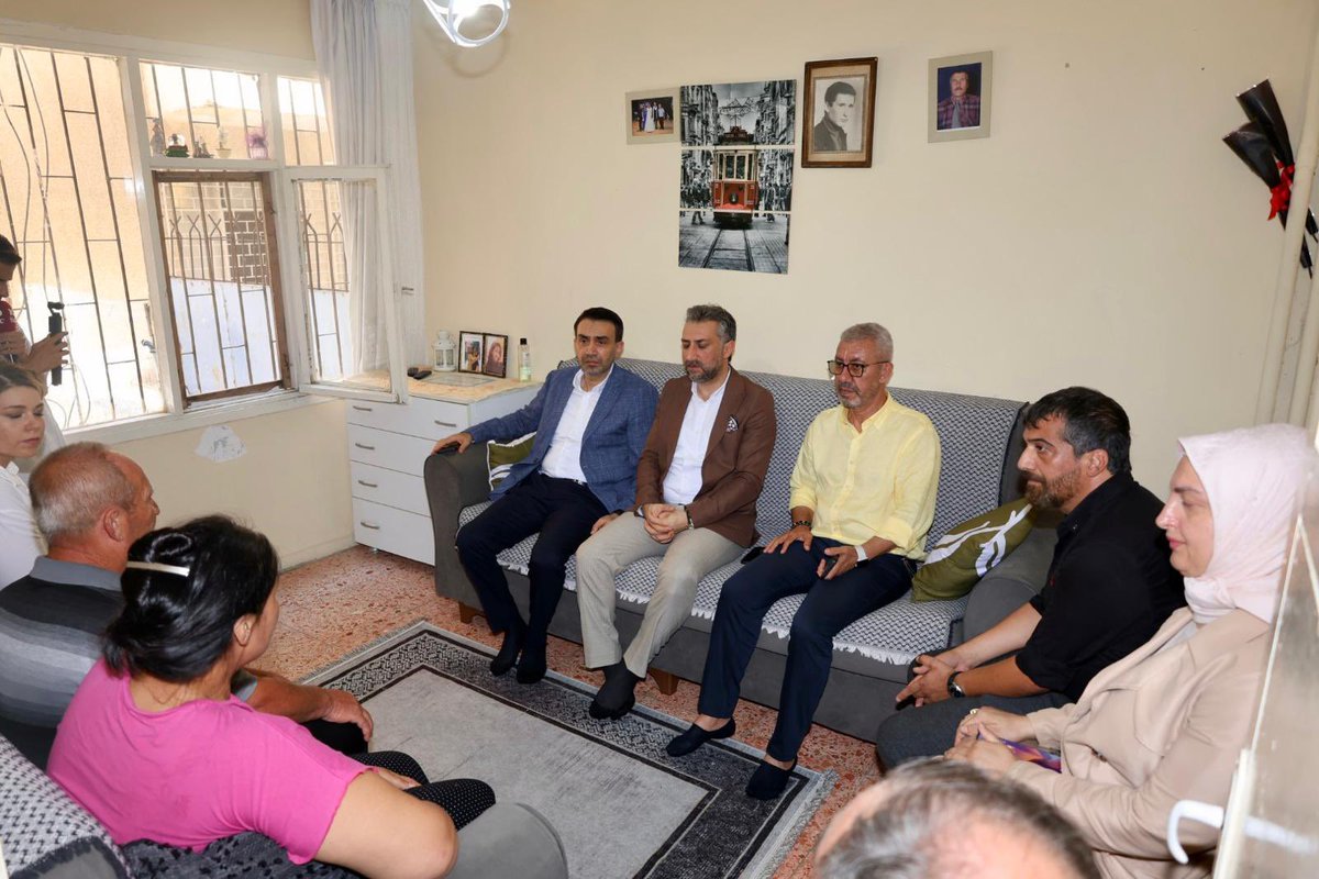 AdemAldemir33's tweet photo. 📍 Pirireis Mahallesi | Yenişehir

✅ Hane Ziyareti

İl Yönetim Kurulu Üyelerimiz, Yenişehir İlçe Başkanımız Sayın Seyidhan Kartal ve Yenişehir İlçe Teşkilatımızla birlikte mahalle sakinlerimizden Sayın Bayram Yıldırım ve kıymetli ailesini hanesinde ziyaret ettik.

Ziyaretimizde Cumhurbaşkanımız Sayın Recep Tayyip Erdoğan'ın selam ve muhabbetlerini ilettik. Gönül gönüle gerçekleştirdiğimiz bu buluşmalarla birlik ve beraberliğimizi daha da güçlendirmeye devam ediyoruz.

Nazik ev sahipliği ve misafirperverlikleri dolayısıyla Sayın Bayram Yıldırım ve kıymetli ailesine teşekkür ediyor, sağlık, huzur ve bereket dolu bir ömür diliyoruz.

#AKParti #Mersin #Yenişehir #HaneZiyareti #BirlikteGüçlüTürkiye