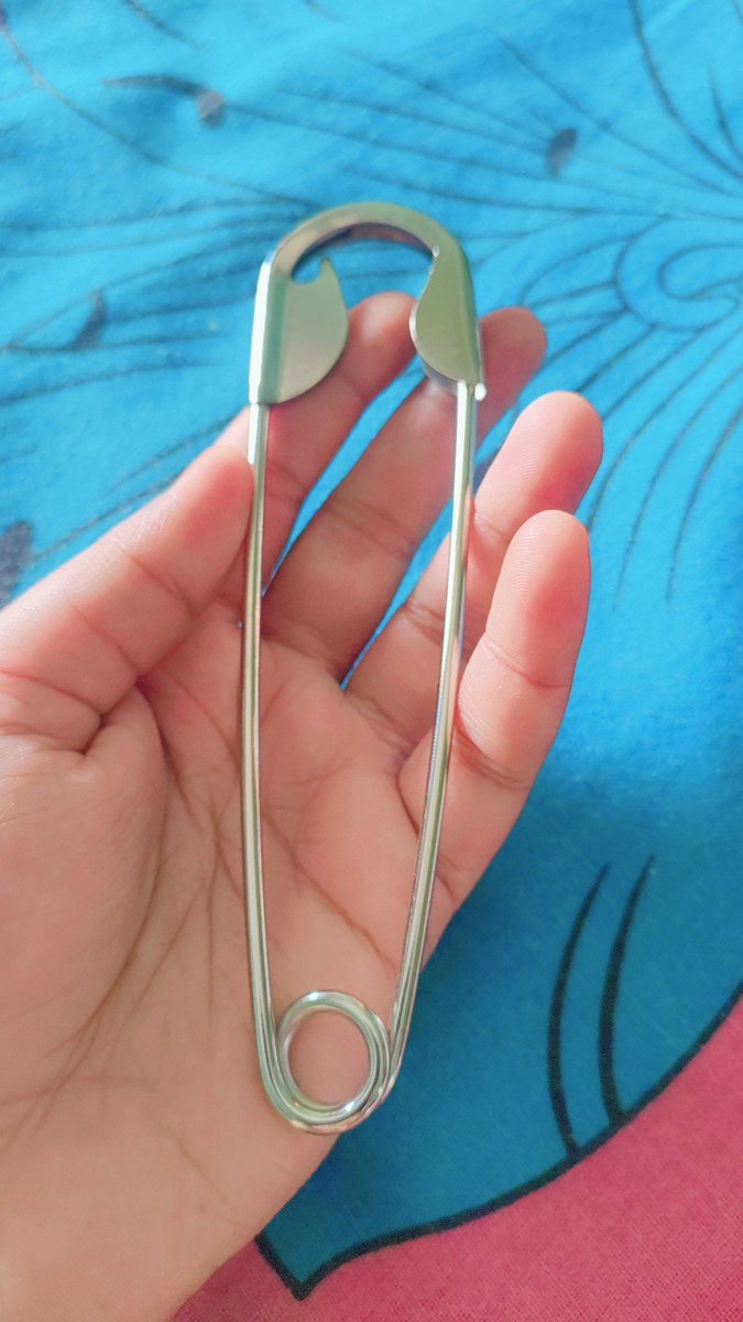 iamKeerti_'s tweet photo. आखिर हमने भी ले लिया ये वायरल #safetypin   #hairclip जब हमने पहली बार हाथ में लिया😅भाईसाब एकदम हँसी रुक ही नहीं रही थी,आश्चर्य से आँखें और बड़ी हो गई😱मम्मी कहती हैं क्या देख लिया,फिर वो हाथ में लेकर कहती हैं..कितना बड़ा है,ऐसा लग रहा किसको भोंकना है😂बहुत फनी है..पर अच्छा है😇 https://t.co/XVada4ZVWu