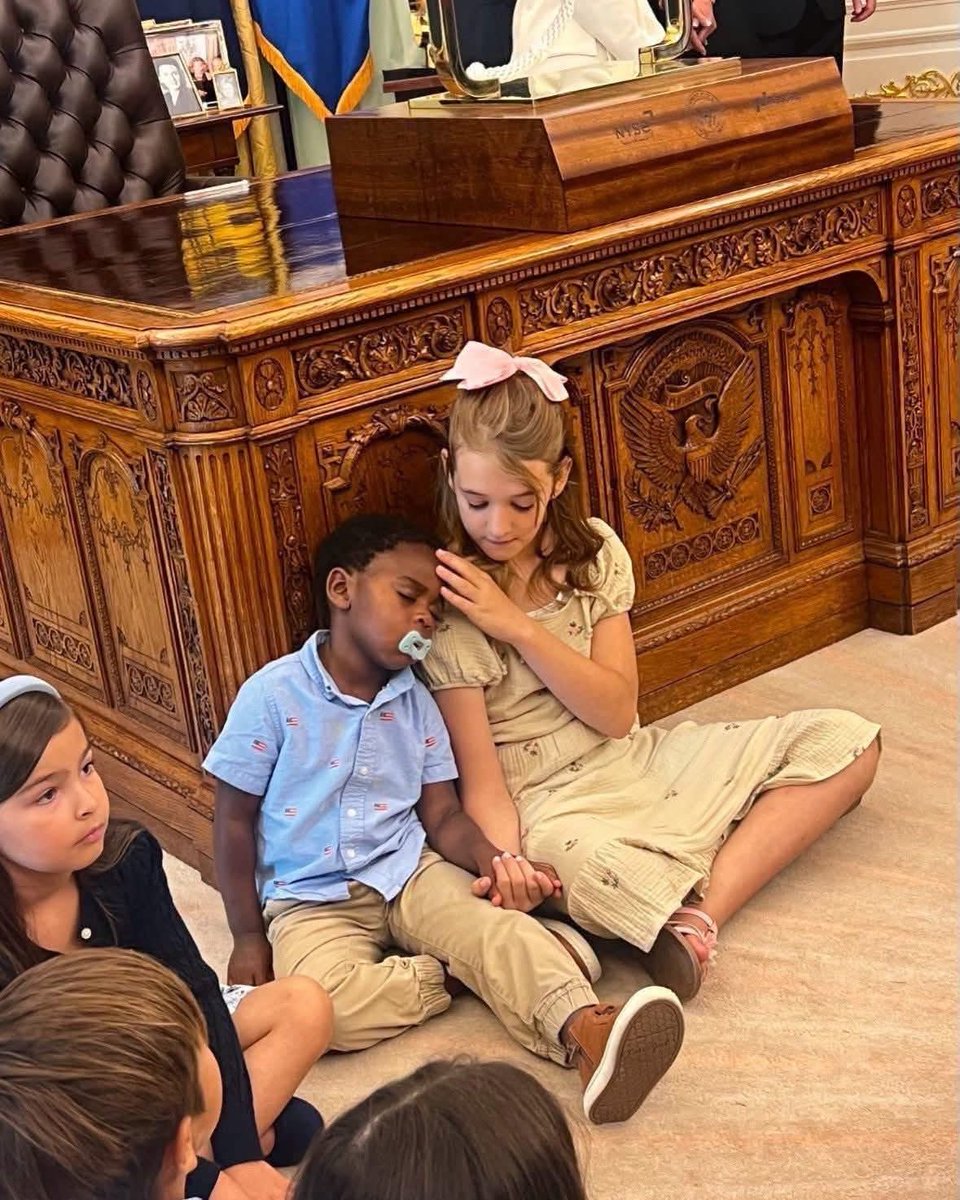 GOPHollywood's tweet photo. The MSM won’t show you this picture! (at the Oval Office) https://t.co/yiAOLqQpev