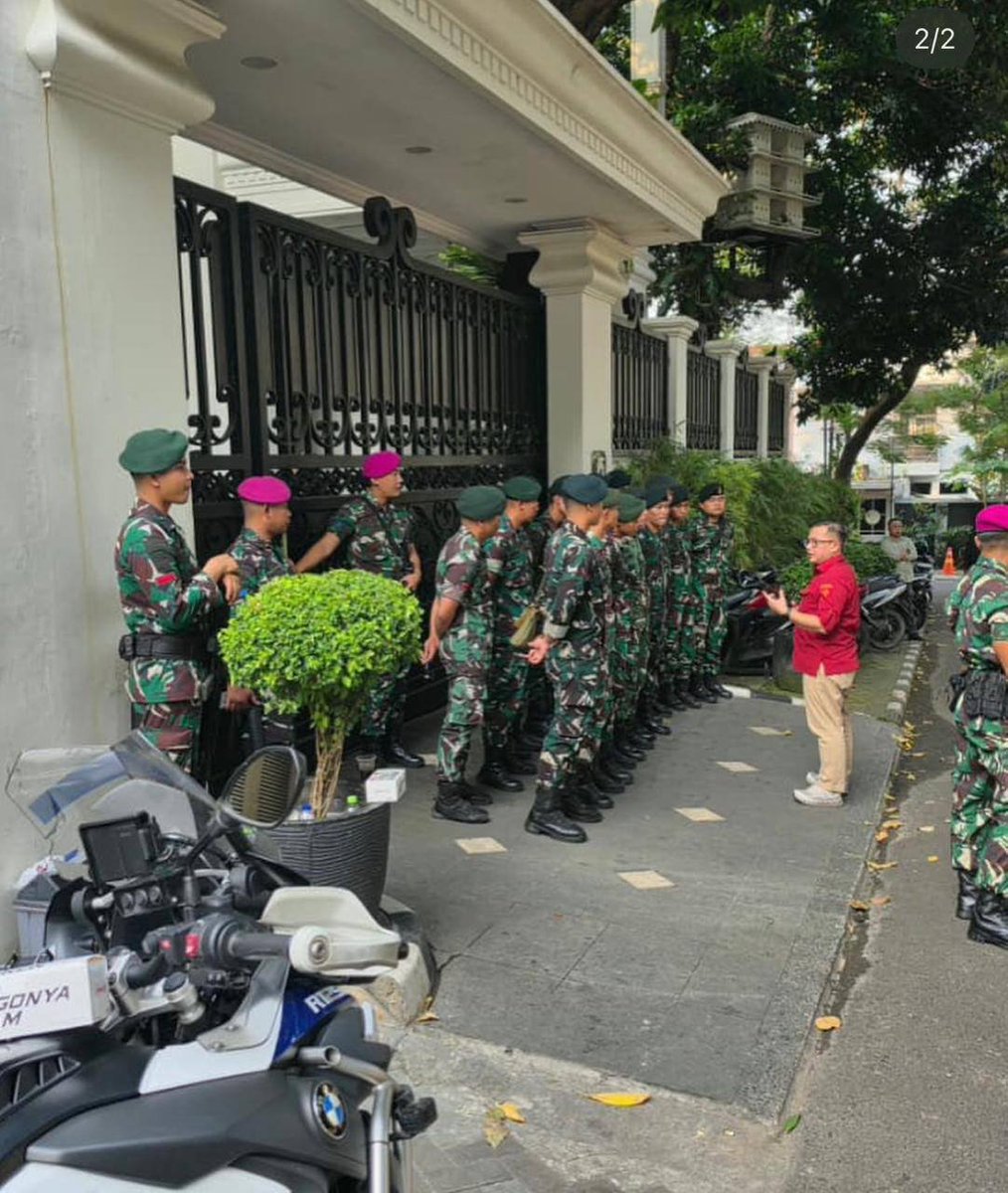 PartaiSocmed's tweet photo. Pak Presiden @prabowo, tahun lalu rumah Jampidsus dijaga tentara ketika akan digeledah, eh hari ini terulang lagi. Tidak boleh ada orang yg kebal hukum di Indonesia meskipun dia penegak hukum sekalipun. Harap perintahkan utk tarik tentara dari rumahnya! https://t.co/JLvG760cgc