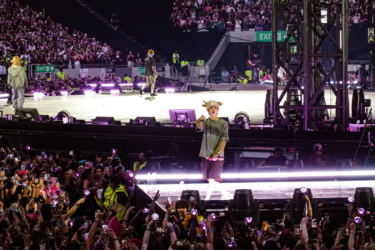Jiniya1204's tweet photo. Great photos you took for moments to remember forever! Thanks for sharing the photos! @rocktheview 
#JIN #방탄소년단진 
#BTS_WORLDTOUR_ARIRANG_LONDON https://t.co/6eC0aaS7fB