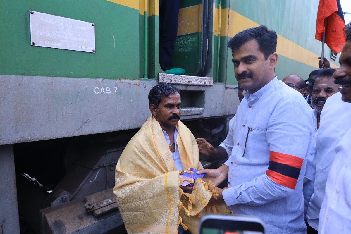 duraivaikooffl's tweet photo. எனது திருச்சி நாடாளுமன்றத் தொகுதி மக்களுக்கு மேலும் ஒரு மகிழ்ச்சியான செய்தி!

எனது கோரிக்கையை ஏற்று, இன்று (08.07.2026) முதல், திருச்சி – சார்லபள்ளி (ஹைதராபாத்) தற்காலிக சிறப்பு வாராந்திர இரயில், நிரந்தர வாராந்திர விரைவு இரயிலாக இயக்கப்படுகிறது.

02.03.2026 அன்று ஒன்றிய இரயில்வே அமைச்சருக்கும், 07.03.2026 அன்று திருச்சி கோட்ட இரயில்வே மேலாளருக்கும் கடிதம் எழுதி, நேரிலும் இந்தக் கோரிக்கையை வலியுறுத்தினேன்.

பயணிகளின் தொடர்ச்சியான வரவேற்பும், அதிகளவிலான பயன்பாடும் காரணமாக, இந்த இரயில் சேவையை நிரந்தரமாக்க வேண்டும் என்று தொடர்ந்து வலியுறுத்தியிருந்தேன்.

எனது கோரிக்கையை ஏற்று, 07615/07616 சிறப்பு இரயில், 17077/17078 என்ற எண்களில் நிரந்தர வாராந்திர விரைவு இரயிலாக இயக்கப்படுகிறது.

திருச்சி – ஹைதராபாத் இடையேயான நேரடி இரயில் இணைப்பை மேலும் வலுப்படுத்தும் இந்த நடவடிக்கை, ஆயிரக்கணக்கான பயணிகளுக்கு பெரும் பயனளிக்கும்.

இன்று மாலை ஸ்ரீரங்கம் இரயில் நிலையத்தில், சார்லபள்ளி (ஹைதராபாத்) – திருச்சி நிரந்தர வாராந்திர விரைவு இரயிலுக்கு வரவேற்பு அளித்தேன்.

தொடர்ந்து, இன்று இரவு 9.30 மணிக்கு, திருச்சிராப்பள்ளி சந்திப்பு இரயில் நிலையத்தில் இருந்து புறப்படும் திருச்சி – சார்லபள்ளி (ஹைதராபாத்) நிரந்தர வாராந்திர விரைவு இரயிலை கொடியசைத்து வழியனுப்புகிறேன்.

அன்புடன்
துரை வைகோ
நாடாளுமன்ற உறுப்பினர் (திருச்சி)
மறுமலர்ச்சி திமுக
08.07.2026

 #cmvijay #DuraiVaiko #trichy #srirangam #tvk