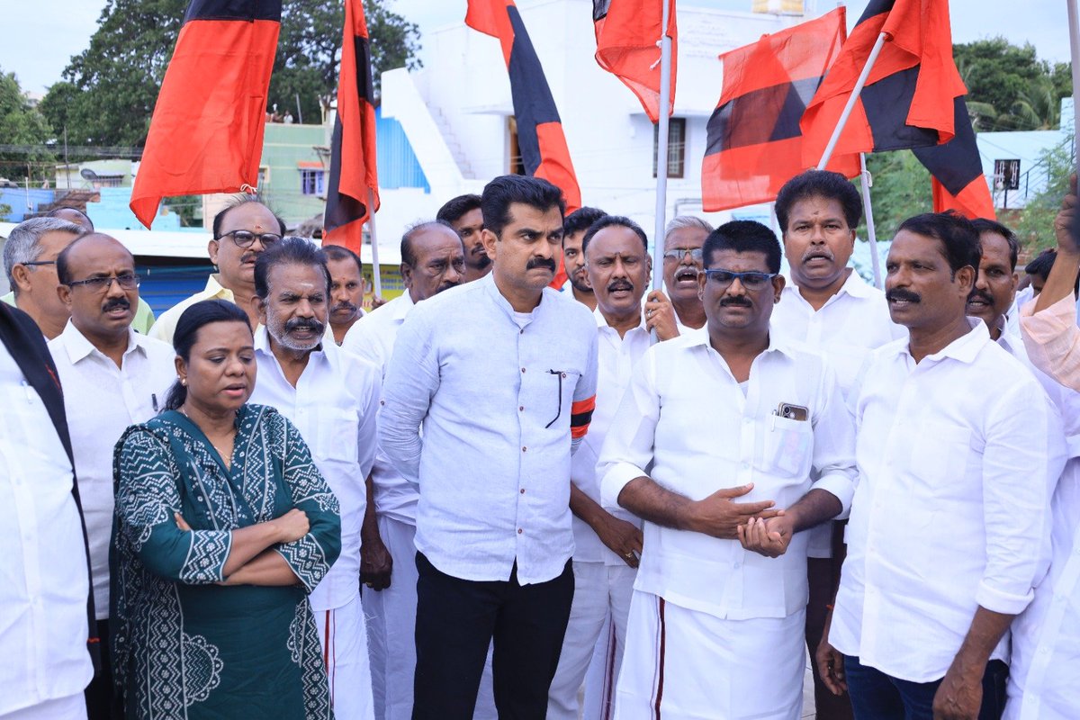 duraivaikooffl's tweet photo. எனது திருச்சி நாடாளுமன்றத் தொகுதி மக்களுக்கு மேலும் ஒரு மகிழ்ச்சியான செய்தி!

எனது கோரிக்கையை ஏற்று, இன்று (08.07.2026) முதல், திருச்சி – சார்லபள்ளி (ஹைதராபாத்) தற்காலிக சிறப்பு வாராந்திர இரயில், நிரந்தர வாராந்திர விரைவு இரயிலாக இயக்கப்படுகிறது.

02.03.2026 அன்று ஒன்றிய இரயில்வே அமைச்சருக்கும், 07.03.2026 அன்று திருச்சி கோட்ட இரயில்வே மேலாளருக்கும் கடிதம் எழுதி, நேரிலும் இந்தக் கோரிக்கையை வலியுறுத்தினேன்.

பயணிகளின் தொடர்ச்சியான வரவேற்பும், அதிகளவிலான பயன்பாடும் காரணமாக, இந்த இரயில் சேவையை நிரந்தரமாக்க வேண்டும் என்று தொடர்ந்து வலியுறுத்தியிருந்தேன்.

எனது கோரிக்கையை ஏற்று, 07615/07616 சிறப்பு இரயில், 17077/17078 என்ற எண்களில் நிரந்தர வாராந்திர விரைவு இரயிலாக இயக்கப்படுகிறது.

திருச்சி – ஹைதராபாத் இடையேயான நேரடி இரயில் இணைப்பை மேலும் வலுப்படுத்தும் இந்த நடவடிக்கை, ஆயிரக்கணக்கான பயணிகளுக்கு பெரும் பயனளிக்கும்.

இன்று மாலை ஸ்ரீரங்கம் இரயில் நிலையத்தில், சார்லபள்ளி (ஹைதராபாத்) – திருச்சி நிரந்தர வாராந்திர விரைவு இரயிலுக்கு வரவேற்பு அளித்தேன்.

தொடர்ந்து, இன்று இரவு 9.30 மணிக்கு, திருச்சிராப்பள்ளி சந்திப்பு இரயில் நிலையத்தில் இருந்து புறப்படும் திருச்சி – சார்லபள்ளி (ஹைதராபாத்) நிரந்தர வாராந்திர விரைவு இரயிலை கொடியசைத்து வழியனுப்புகிறேன்.

அன்புடன்
துரை வைகோ
நாடாளுமன்ற உறுப்பினர் (திருச்சி)
மறுமலர்ச்சி திமுக
08.07.2026

 #cmvijay #DuraiVaiko #trichy #srirangam #tvk